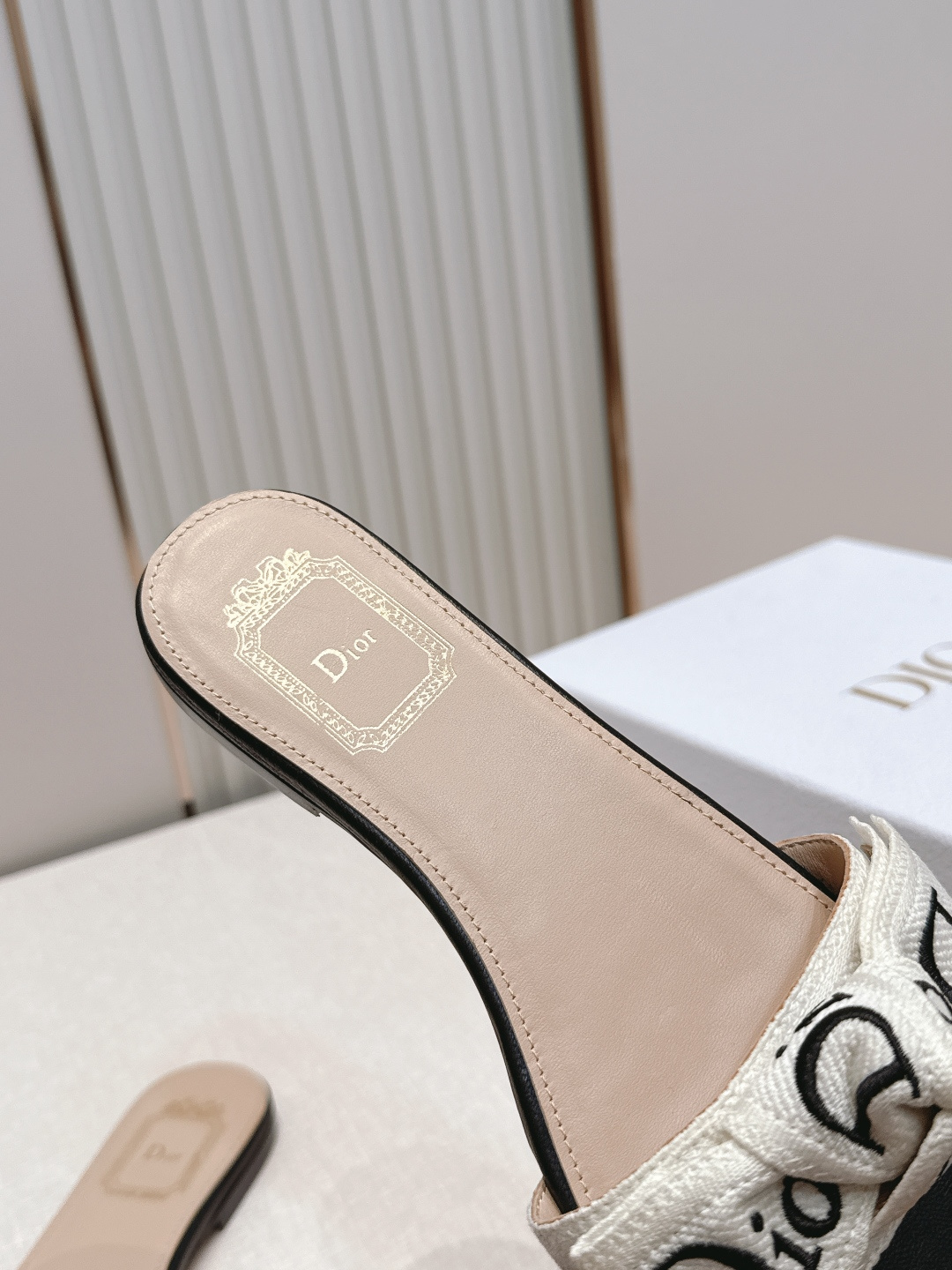 代购级 Dior 迪奥 26ss夏季新款字母织带平底一字拖鞋这双拖鞋以品牌标志性的字母织带打造，搭配同色