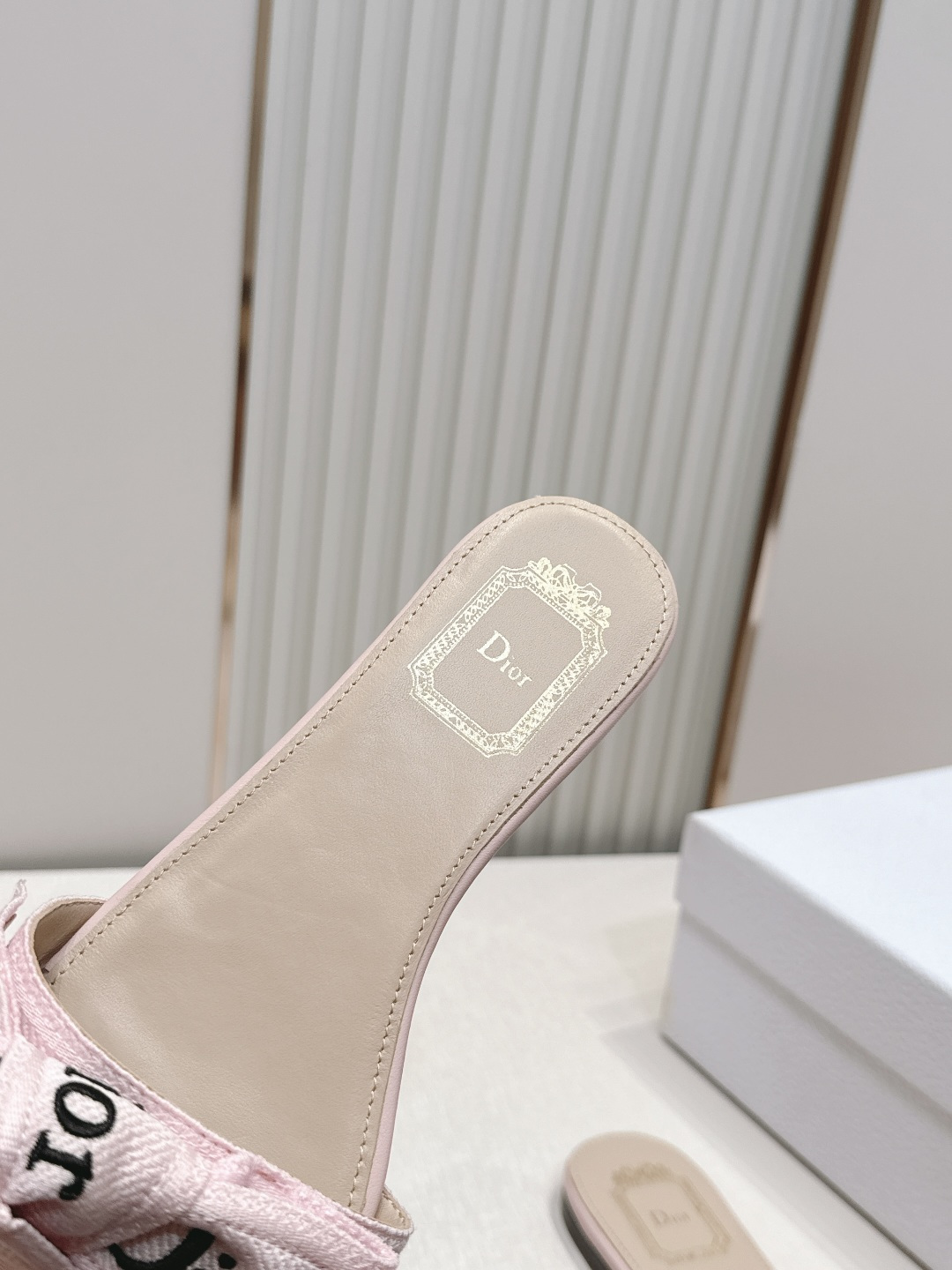 代购级 Dior 迪奥 26ss夏季新款字母织带平底一字拖鞋这双拖鞋以品牌标志性的字母织带打造，搭配同色