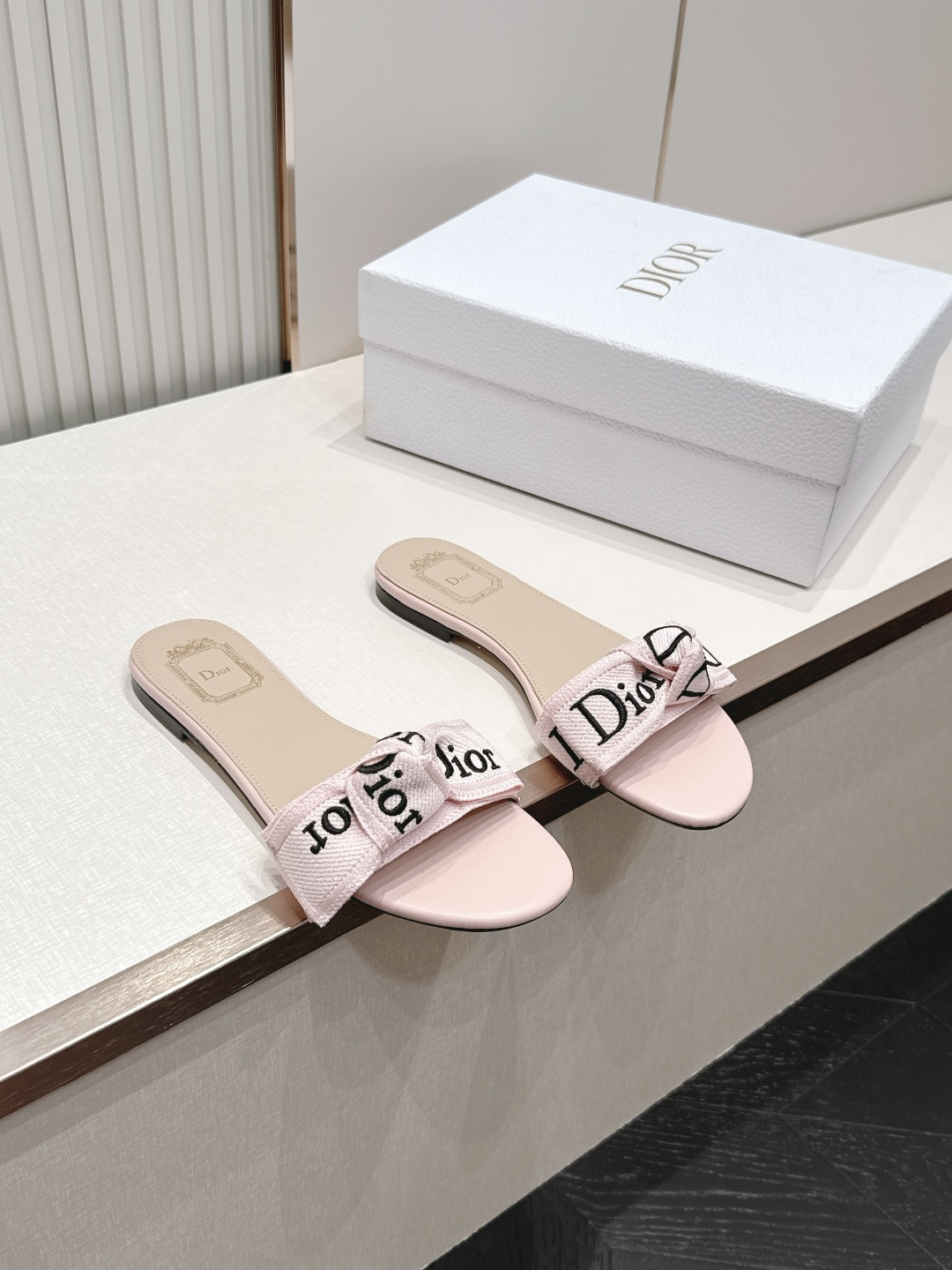 代购级 Dior 迪奥 26ss夏季新款字母织带平底一字拖鞋这双拖鞋以品牌标志性的字母织带打造，搭配同色