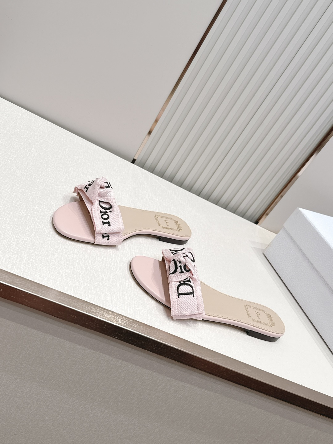 代购级 Dior 迪奥 26ss夏季新款字母织带平底一字拖鞋这双拖鞋以品牌标志性的字母织带打造，搭配同色