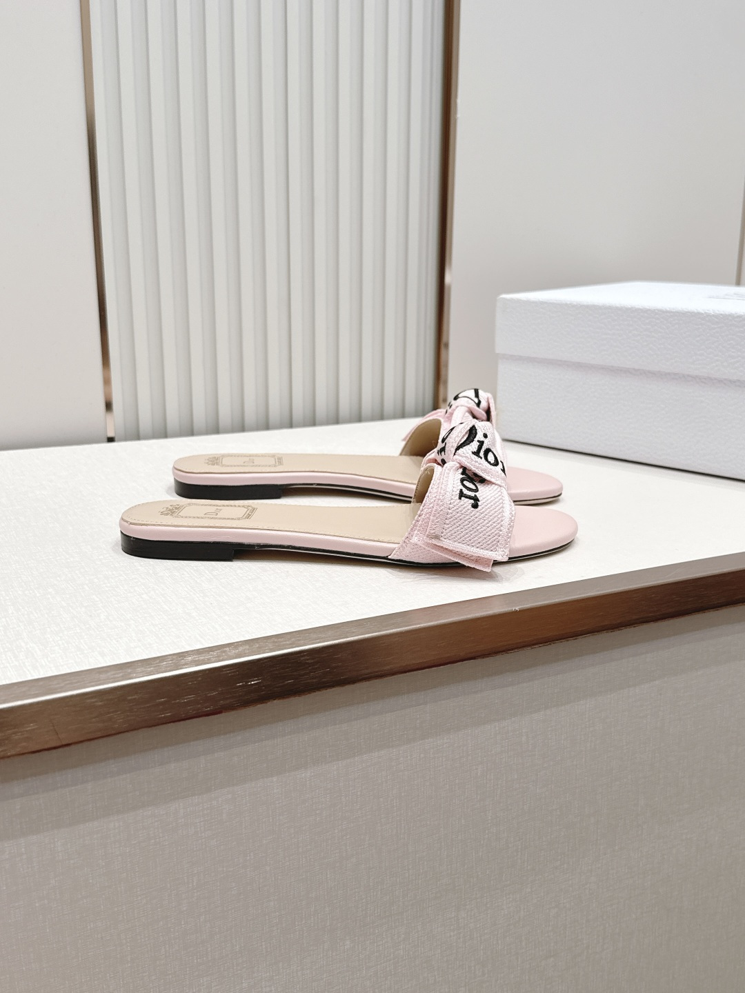 代购级 Dior 迪奥 26ss夏季新款字母织带平底一字拖鞋这双拖鞋以品牌标志性的字母织带打造，搭配同色