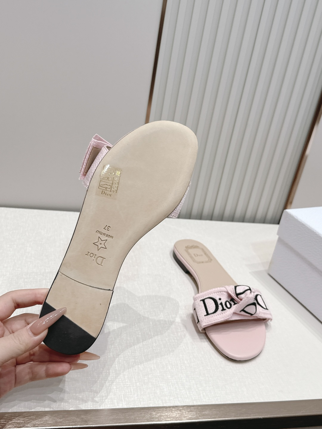 代购级 Dior 迪奥 26ss夏季新款字母织带平底一字拖鞋这双拖鞋以品牌标志性的字母织带打造，搭配同色