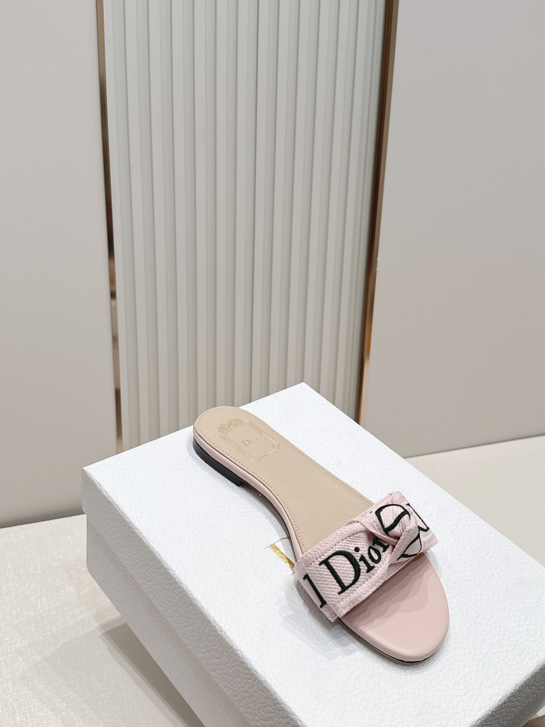 代购级 Dior 迪奥 26ss夏季新款字母织带平底一字拖鞋这双拖鞋以品牌标志性的字母织带打造，搭配同色