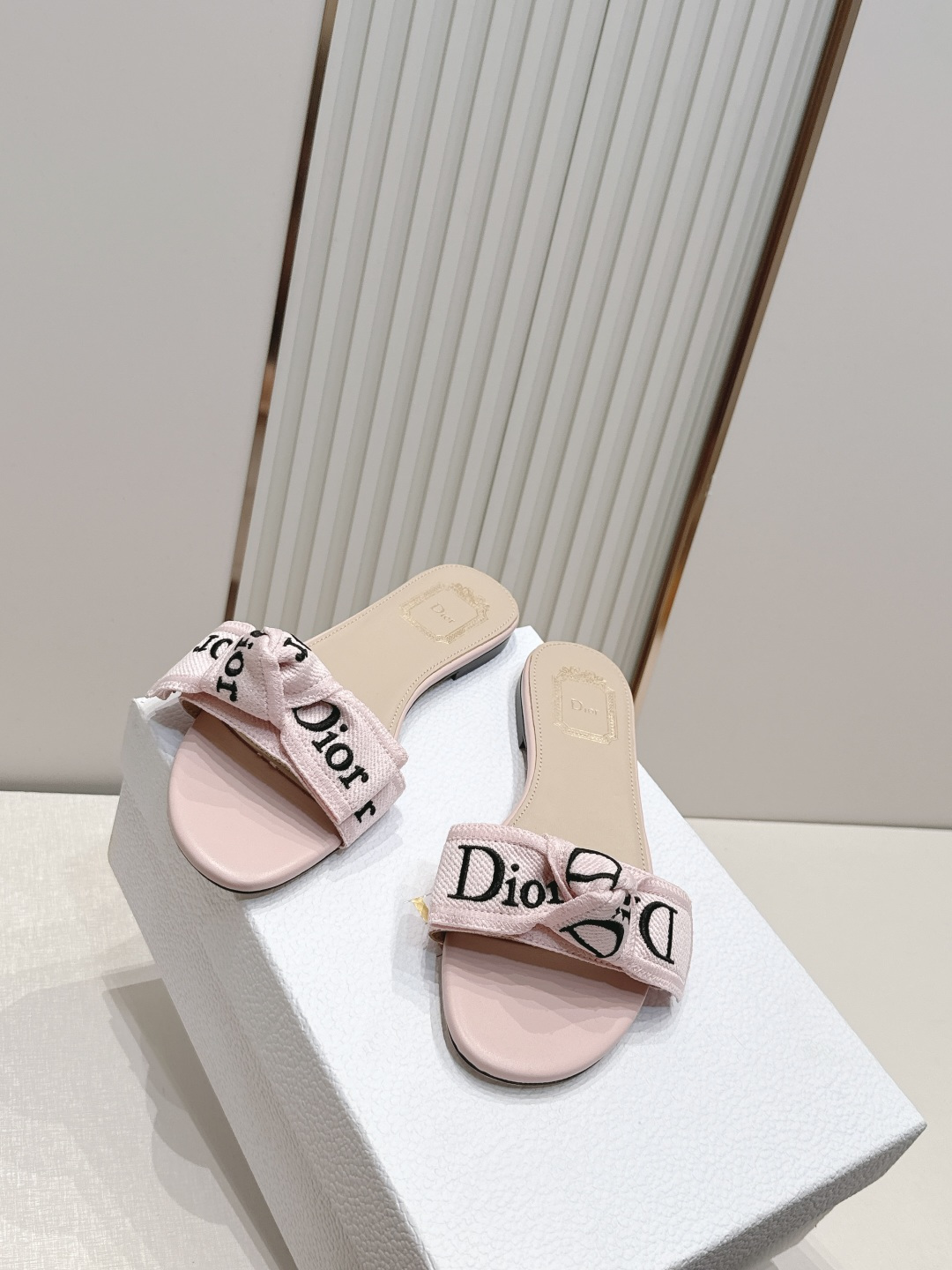 代购级 Dior 迪奥 26ss夏季新款字母织带平底一字拖鞋这双拖鞋以品牌标志性的字母织带打造，搭配同色