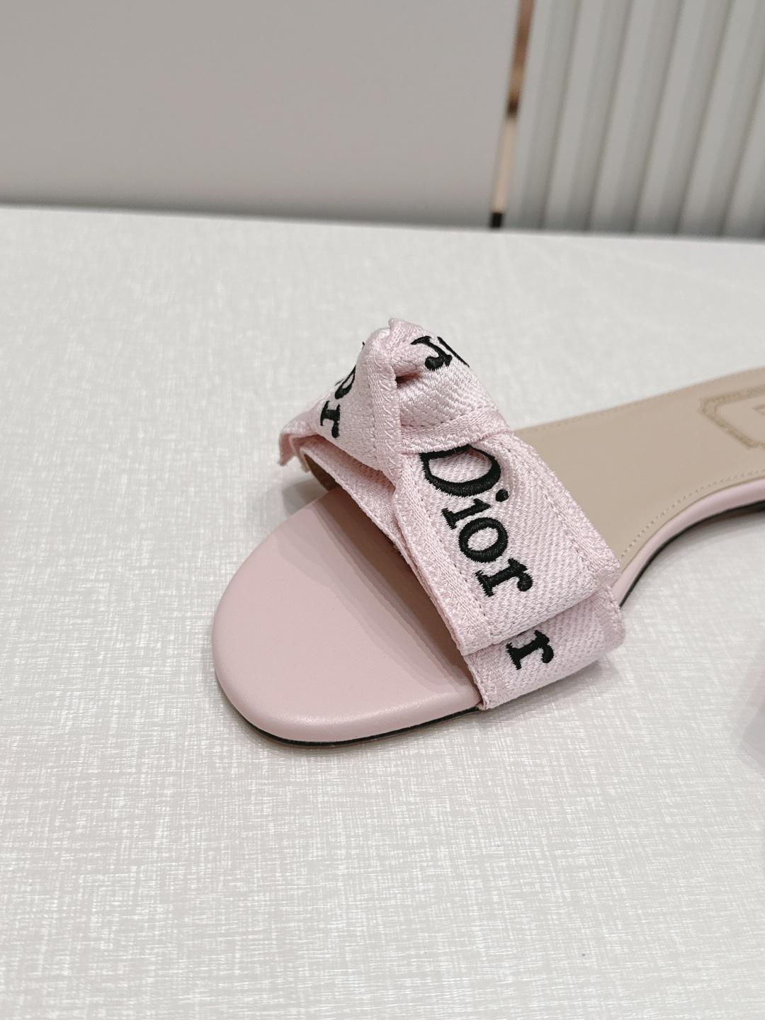 代购级 Dior 迪奥 26ss夏季新款字母织带平底一字拖鞋这双拖鞋以品牌标志性的字母织带打造，搭配同色