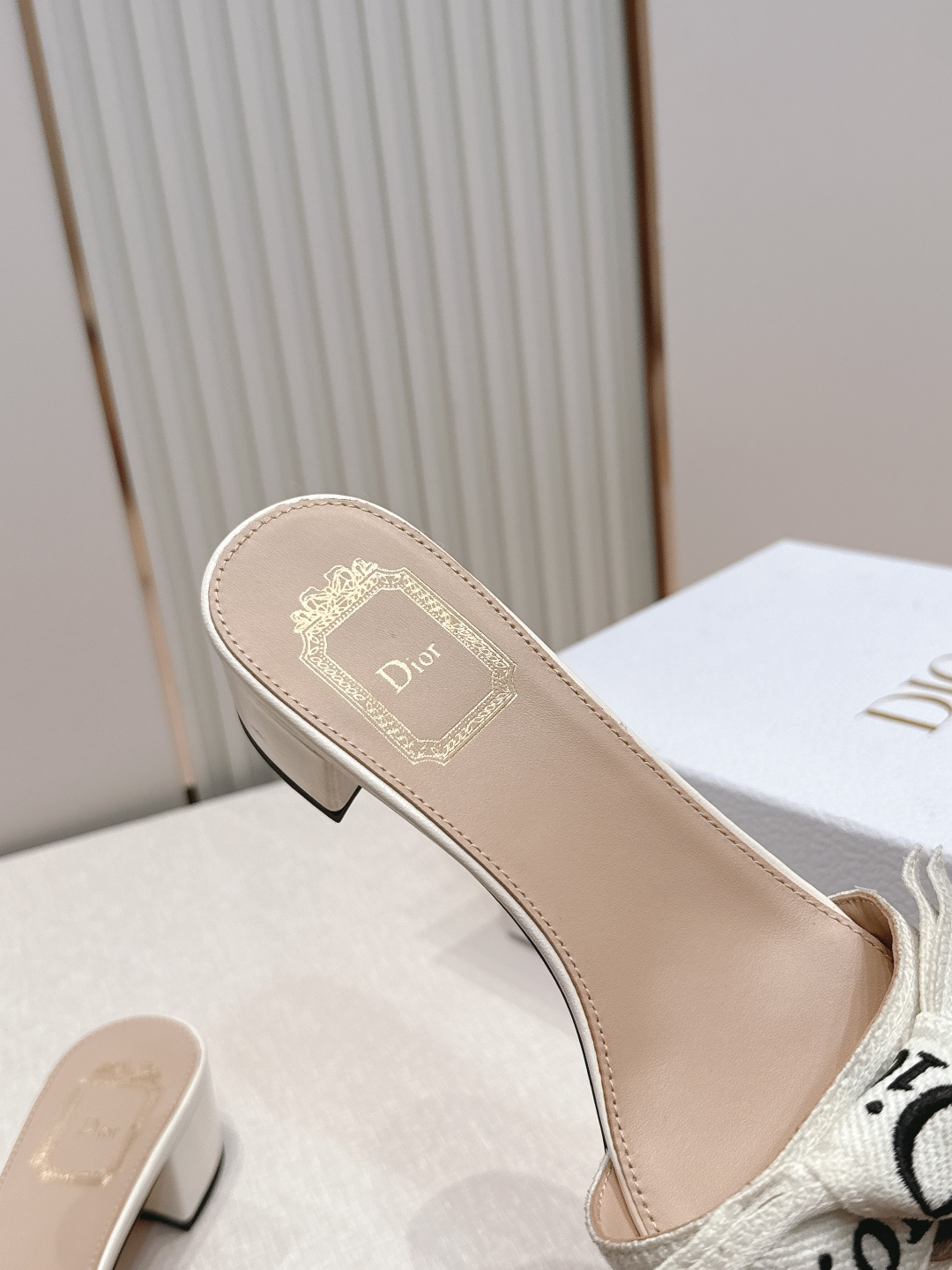 代购级 Dior 迪奥 26ss夏季新款字母织带平底一字拖鞋这双拖鞋以品牌标志性的字母织带打造，搭配同色