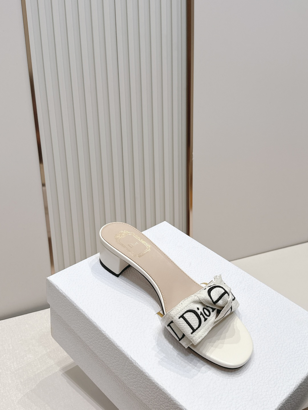 代购级 Dior 迪奥 26ss夏季新款字母织带平底一字拖鞋这双拖鞋以品牌标志性的字母织带打造，搭配同色
