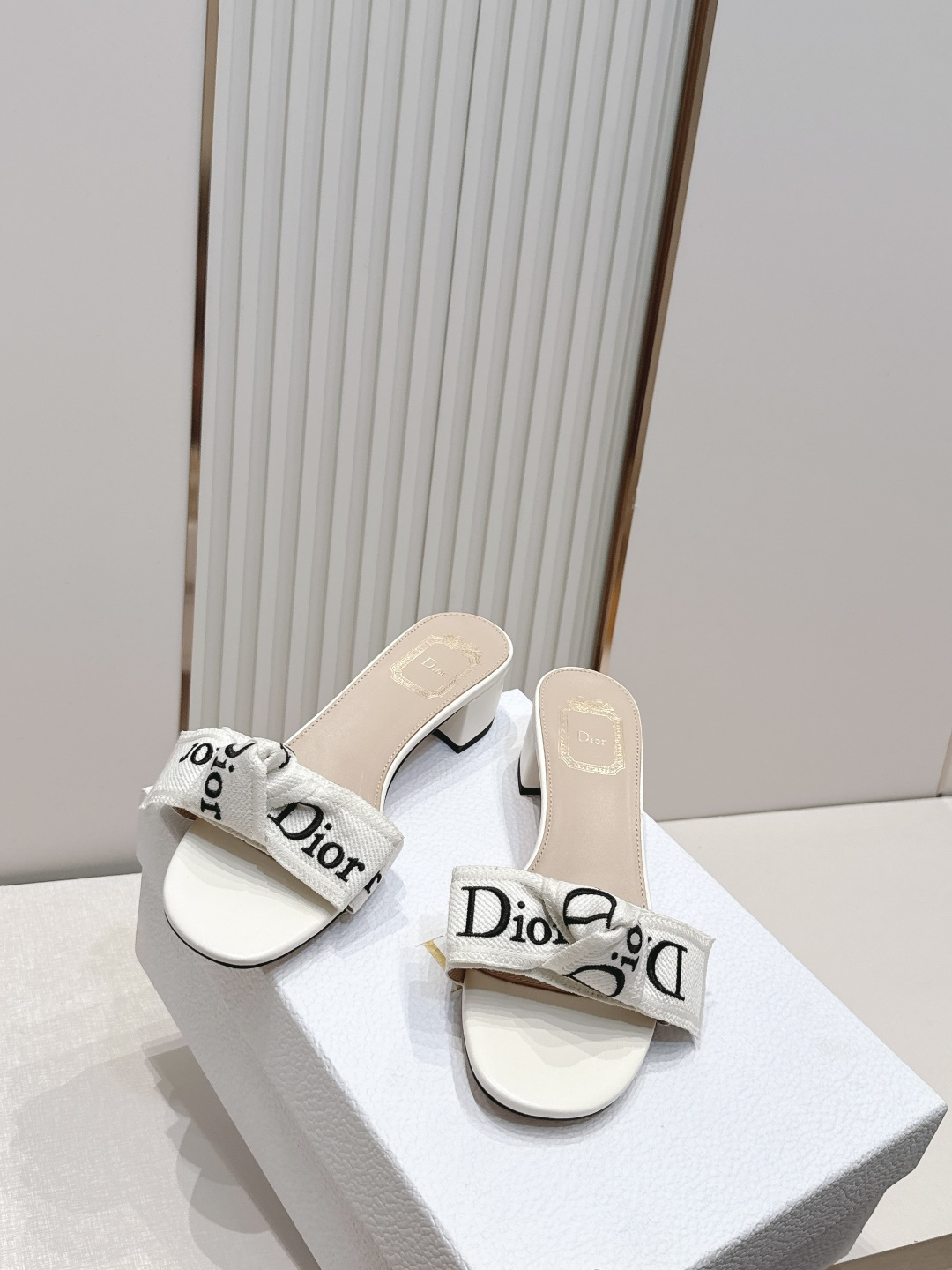 代购级 Dior 迪奥 26ss夏季新款字母织带平底一字拖鞋这双拖鞋以品牌标志性的字母织带打造，搭配同色