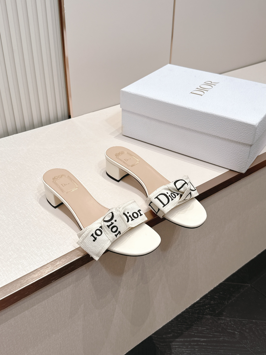 代购级 Dior 迪奥 26ss夏季新款字母织带平底一字拖鞋这双拖鞋以品牌标志性的字母织带打造，搭配同色