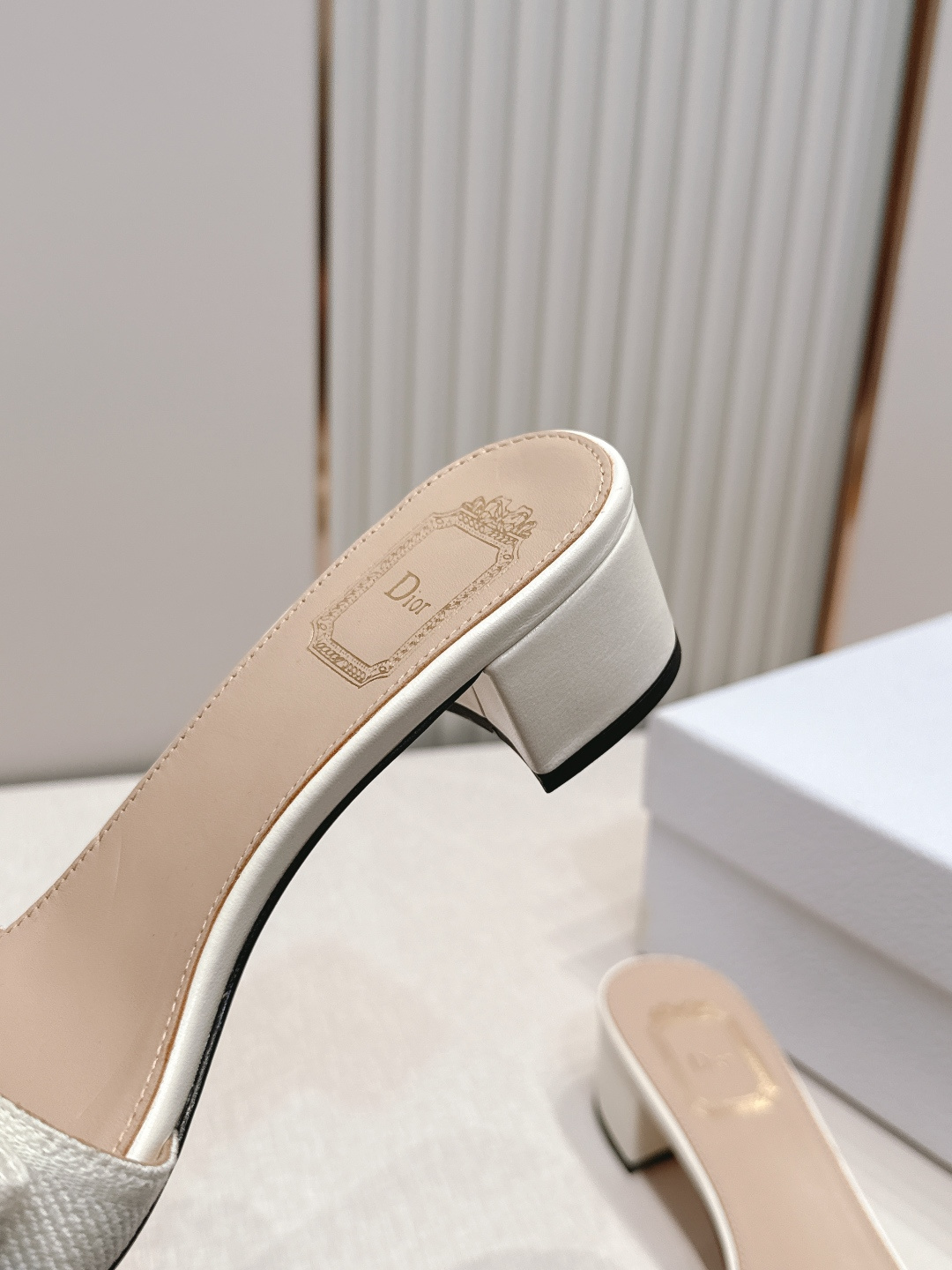 代购级 Dior 迪奥 26ss夏季新款字母织带平底一字拖鞋这双拖鞋以品牌标志性的字母织带打造，搭配同色