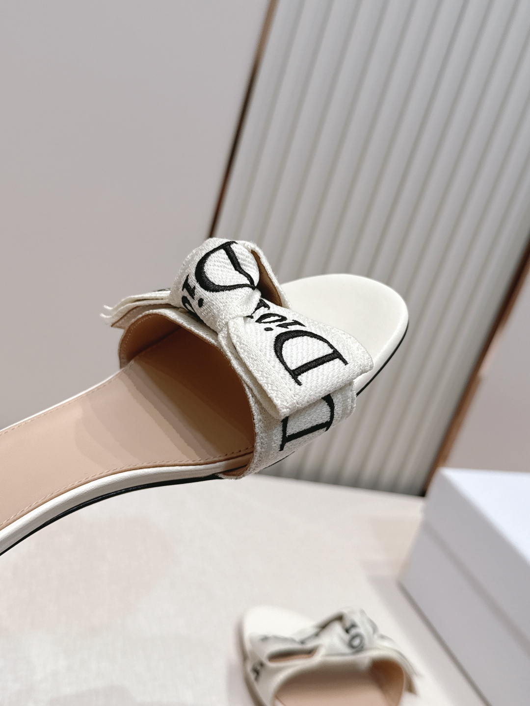 代购级 Dior 迪奥 26ss夏季新款字母织带平底一字拖鞋这双拖鞋以品牌标志性的字母织带打造，搭配同色