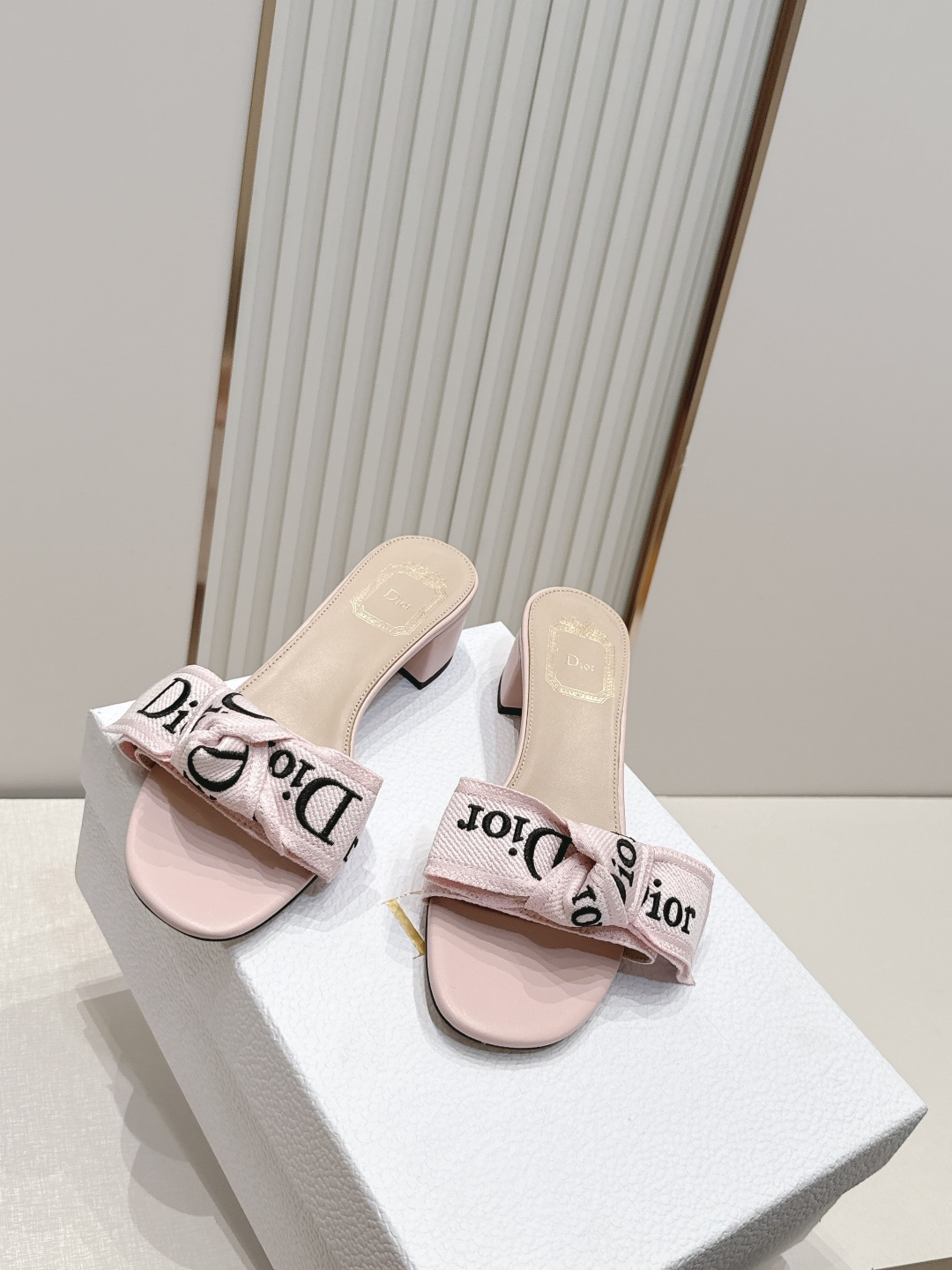 代购级 Dior 迪奥 26ss夏季新款字母织带平底一字拖鞋这双拖鞋以品牌标志性的字母织带打造，搭配同色
