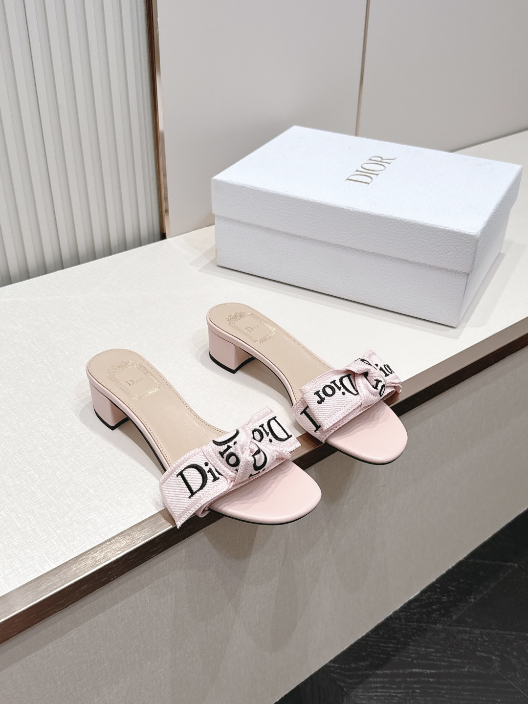 代购级 Dior 迪奥 26ss夏季新款字母织带平底一字拖鞋这双拖鞋以品牌标志性的字母织带打造，搭配同色