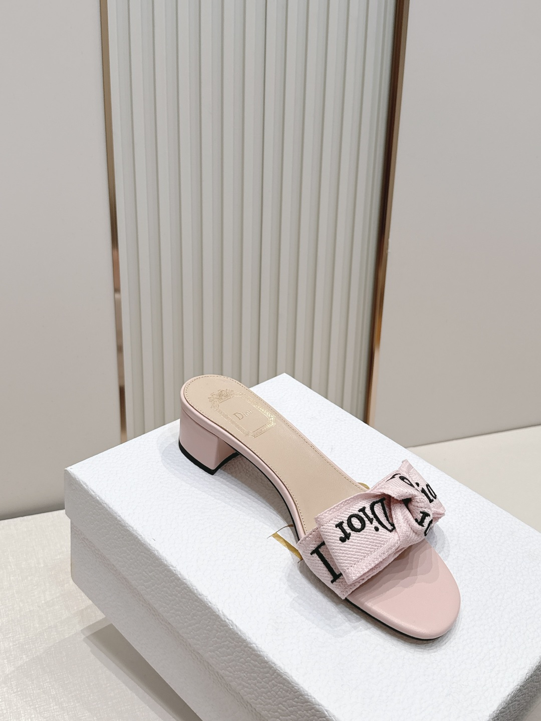 代购级 Dior 迪奥 26ss夏季新款字母织带平底一字拖鞋这双拖鞋以品牌标志性的字母织带打造，搭配同色
