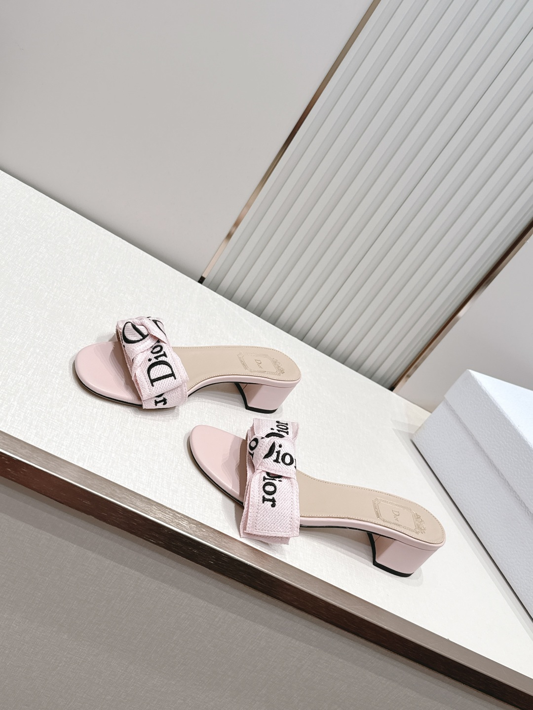 代购级 Dior 迪奥 26ss夏季新款字母织带平底一字拖鞋这双拖鞋以品牌标志性的字母织带打造，搭配同色
