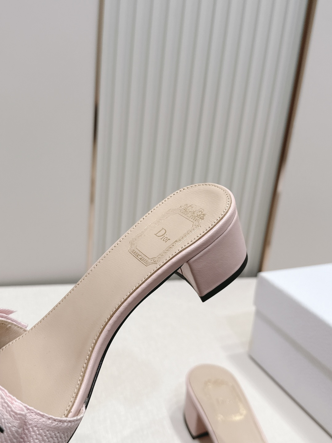 代购级 Dior 迪奥 26ss夏季新款字母织带平底一字拖鞋这双拖鞋以品牌标志性的字母织带打造，搭配同色