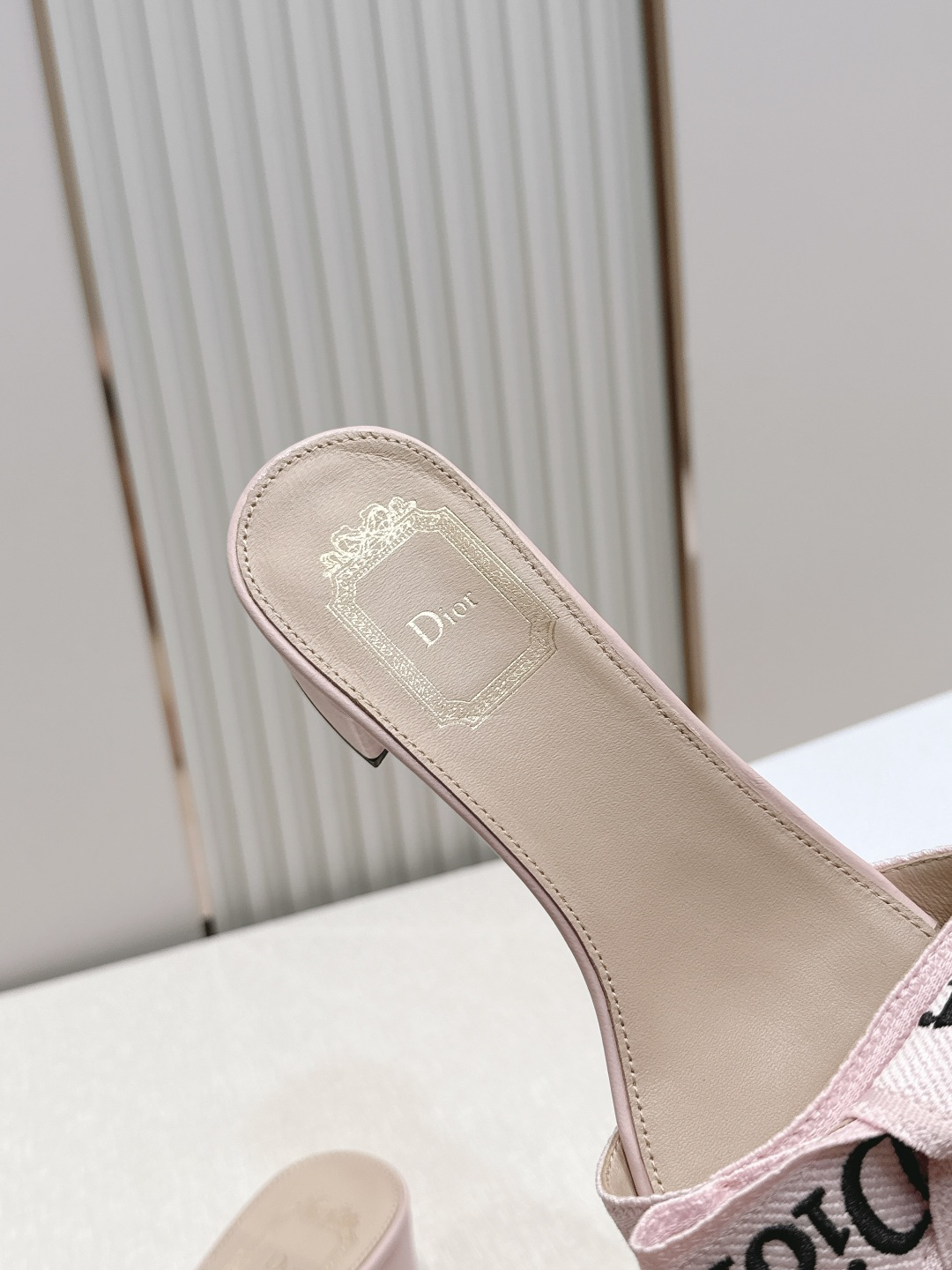 代购级 Dior 迪奥 26ss夏季新款字母织带平底一字拖鞋这双拖鞋以品牌标志性的字母织带打造，搭配同色