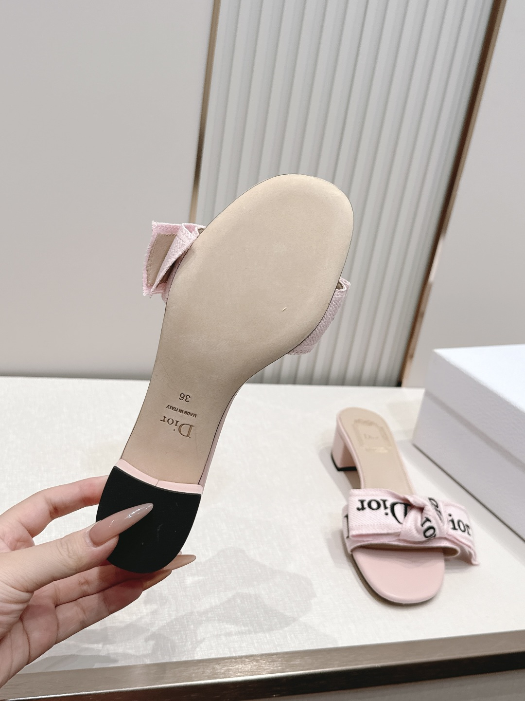 代购级 Dior 迪奥 26ss夏季新款字母织带平底一字拖鞋这双拖鞋以品牌标志性的字母织带打造，搭配同色