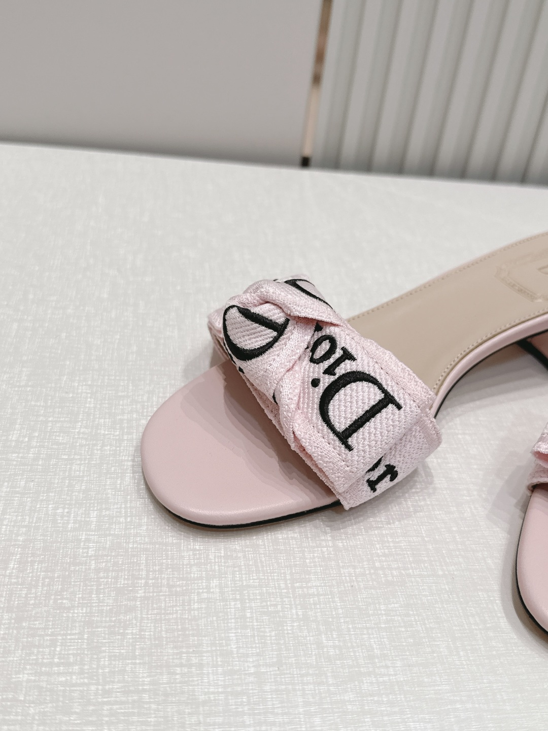 代购级 Dior 迪奥 26ss夏季新款字母织带平底一字拖鞋这双拖鞋以品牌标志性的字母织带打造，搭配同色