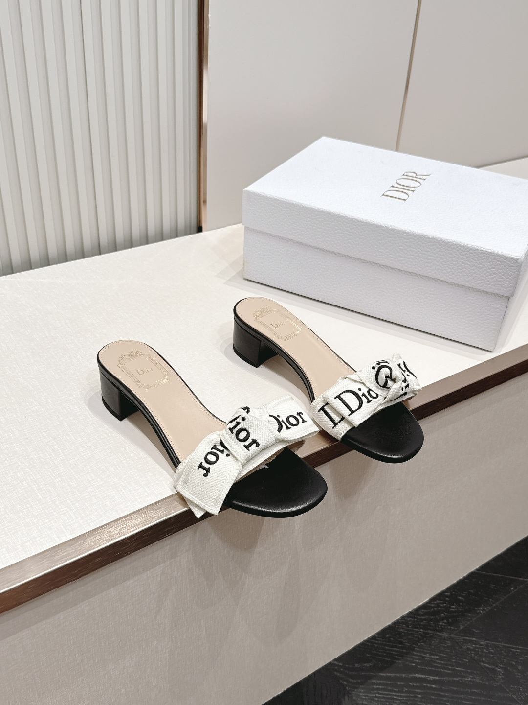 NO:873838,Purchasing agent Dior 26ss new summer flat slippers with letter web. This pair of slippers is made with the brand's iconic letter web and matched with leather footbeds of the same color. It is simple yet full of high-end. The Dior logo on the webbing is clear and neat, and the bow design adds a gentle and sweet atmosphere. It is a big-name style that can be recognized at a glance.  The matching is very adaptable. Pair it with drapey suit pants to create a lazy and casual French atmosphere. Pair it with denim shorts or a floral dress to unlock a fresh and sweet summer look. It can be easily held for daily outings and beach vacations, and you can wear it effortlessly with a fashionable feel. Original custom-made fabric for the upper, sheepskin lining, and Italian genuine leather outsole.  size 35-41 (customized sizes 40 and 41 are not returnable), slippers, dior, dior, slippers, skirts, shorts, business suit, sheepskin, Leather soles19860909代购级 Dior 迪奥 26ss夏季新款字母织带平底一字拖鞋 这双拖鞋以品牌标志性的字母织带打造,搭配同色系的皮质鞋床,简约中带着满满的高级感,织带上的Dior标识清晰利落,蝴蝶结的设计又添了几分温柔甜美的气息,是一眼就能认出的大牌格调. 搭配上适配度超高,搭垂感西装裤是慵懒随性的法式氛围,配牛仔短裤或碎花连衣裙又能解锁清新甜美的夏日造型,日常出街、海边度假都能轻hold住,不费力就能穿出时髦感. 鞋面原版定制面料 内里羊皮 大底意大利真皮大底 size35-41码（40、41码定制不退换）,拖鞋,dior,dior,slippers,skirts,shorts,business suit,sheepskin,Leather soles,Women's Shoes