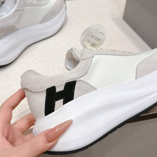 HOGAN 霍根2026新款泡芙厚底休闲运动鞋 全新整体鞋型线条优美且具动感,将不同功能的鞋身部分融合为 HOGAN 霍根2026新款泡芙厚底休闲运动鞋 全新整体鞋型线条优美且具动感,将不同功能的鞋身部分融合为