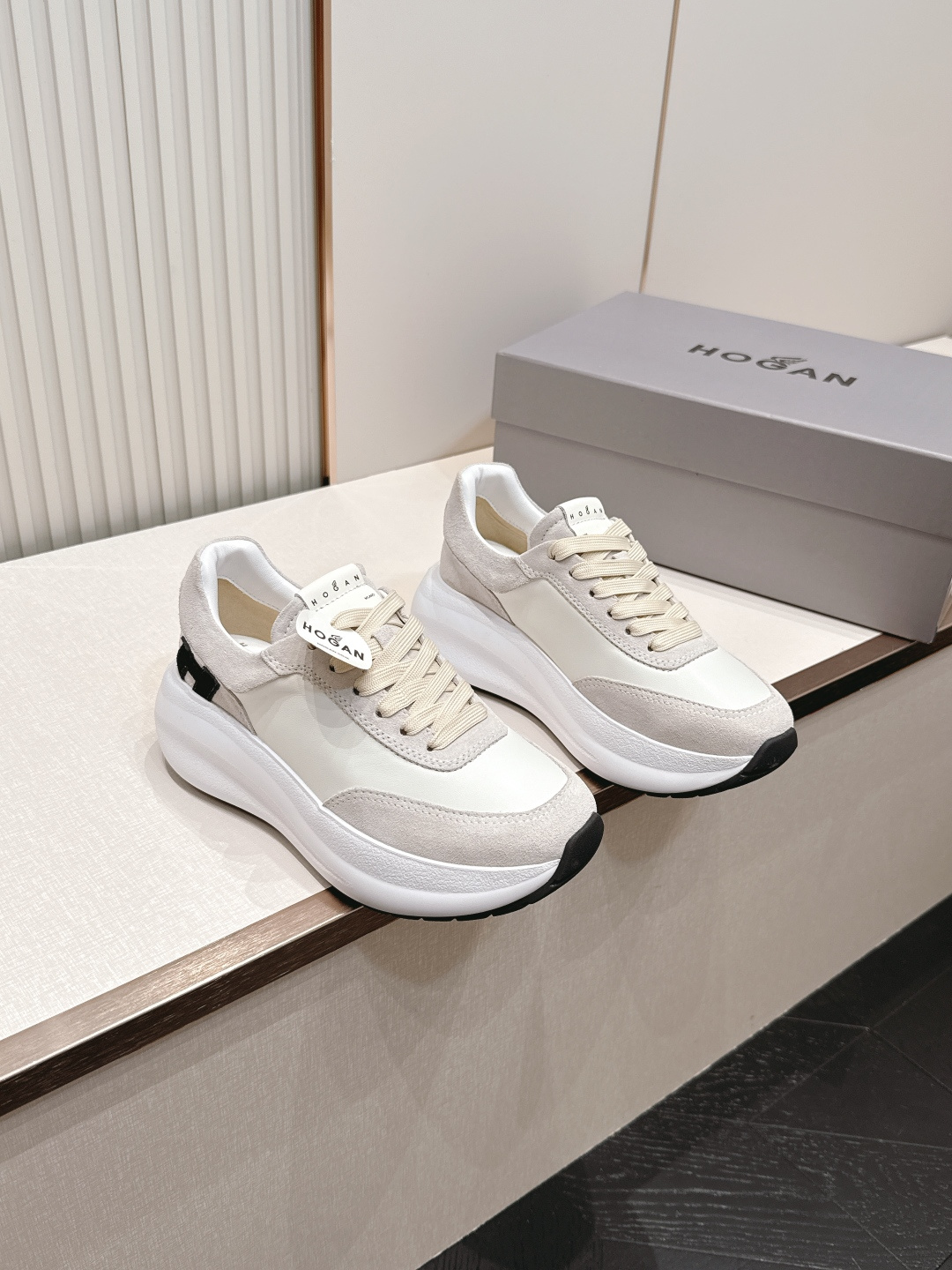 HOGAN 霍根2026新款泡芙厚底休闲运动鞋 全新整体鞋型线条优美且具动感，将不同功能的鞋身部分融合为