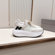 HOGAN 霍根2026新款泡芙厚底休闲运动鞋 全新整体鞋型线条优美且具动感,将不同功能的鞋身部分融合为 HOGAN 霍根2026新款泡芙厚底休闲运动鞋 全新整体鞋型线条优美且具动感,将不同功能的鞋身部分融合为