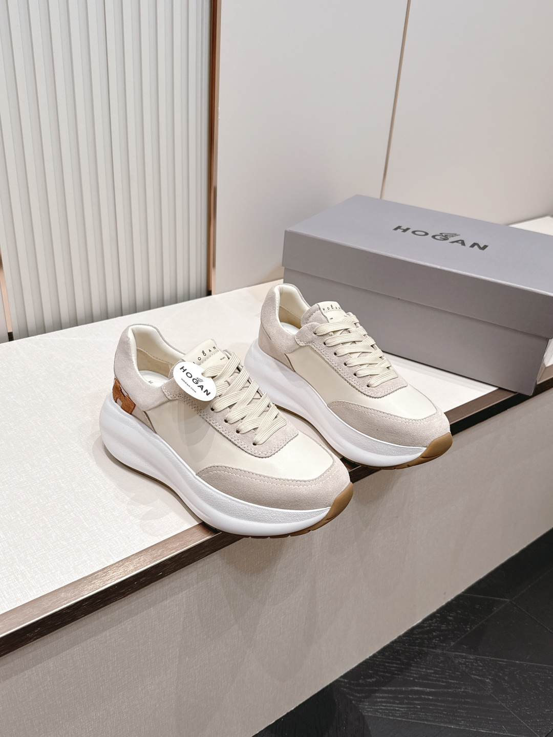 NO:876779,HOGAN 2026 new puff thick-soled casual sports shoes are released. The new overall shoe shape has beautiful and dynamic lines, integrating different functional shoe parts into one. The front half is a running shoe design, and the back half adopts a shell-shaped heel design, making it a unique symbol of this shoe. The H logo is perfectly coordinated with the sole, and is wrapped with soft lines. The contrasting color design of the outer contour enhances the sense of style. The upper is cowhide, and the inner cowhide is used. The outsole material is lP foamed beef tendon.  35-40,casual shoes/sports shoes,hogan,loro piana,sneakers,cowhide19860909出HOGAN 霍根2026新款泡芙厚底休闲运动鞋 全新整体鞋型线条优美且具动感,将不同功能的鞋身部分融合为一体前半部分是跑鞋设计,后半部分采用贝壳状鞋跟设计,使之成为此款鞋的独特标志.H标志与鞋底完美相协调,且包裹有柔和线条,外轮廓的撞色设计增强了造型感.鞋面牛皮,内里牛皮 大底材质lP发泡牛筋 码数 35-40,休闲鞋/运动鞋,hogan,loro piana,sneakers,cowhide,Women's Shoes