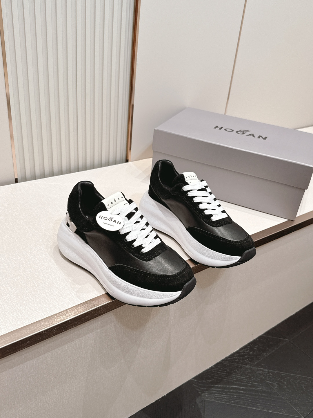 NO:876782,HOGAN 2026 new puff thick-soled casual sports shoes are released. The new overall shoe shape has beautiful and dynamic lines, integrating different functional shoe parts into one. The front half is a running shoe design, and the back half adopts a shell-shaped heel design, making it a unique symbol of this shoe. The H logo is perfectly coordinated with the sole, and is wrapped with soft lines. The contrasting color design of the outer contour enhances the sense of style. The upper is cowhide, and the inner cowhide is used. The outsole material is lP foamed beef tendon.  35-40,casual shoes/sports shoes,hogan,loro piana,sneakers,cowhide19860909出 HOGAN 霍根2026新款泡芙厚底休闲运动鞋 全新整体鞋型线条优美且具动感,将不同功能的鞋身部分融合为一体前半部分是跑鞋设计,后半部分采用贝壳状鞋跟设计,使之成为此款鞋的独特标志.H标志与鞋底完美相协调,且包裹有柔和线条,外轮廓的撞色设计增强了造型感.鞋面牛皮,内里牛皮 大底材质lP发泡牛筋 码数 35-40,休闲鞋/运动鞋,hogan,loro piana,sneakers,cowhide,Women's Shoes