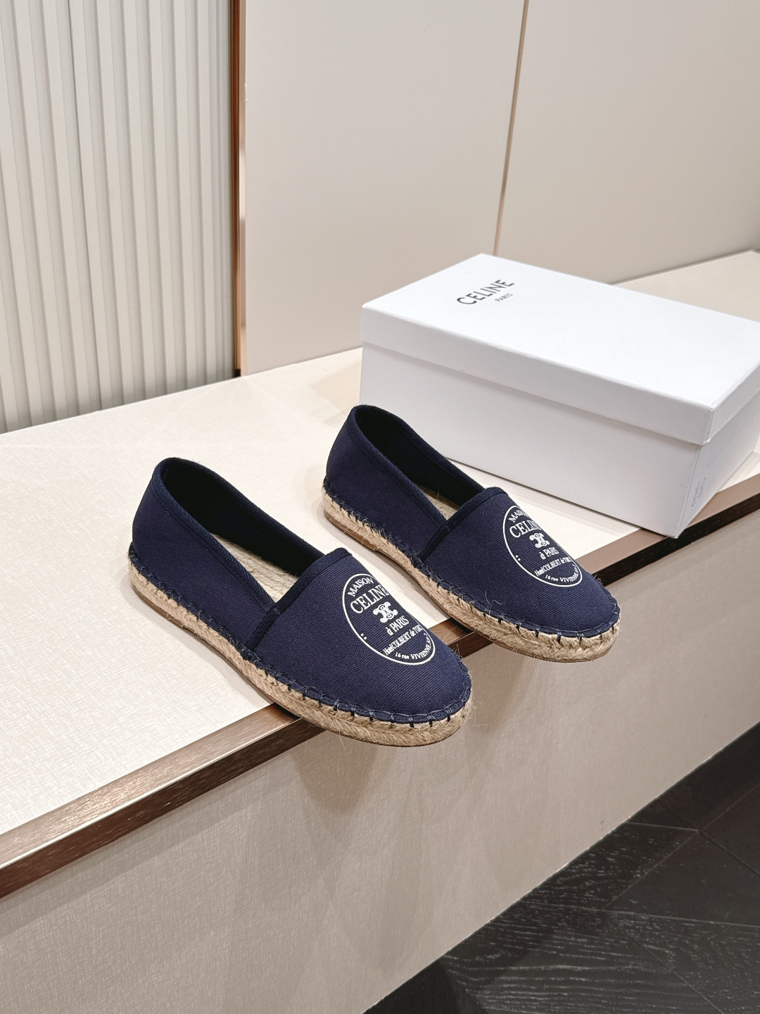 NO:874992,[CELINE · Celine] The latest canvas fisherman shoes from Celine MAISON series for spring and summer, many celebrities have planted grass. The toe is printed with the 'MAISON CELINE à PARIS' circular logo, matched with the Triomphe Arc de Triomphe logo, which is a highly recognizable design for the brand. The upper is made of canvas. The edges and soles are made of traditional hemp rope weaving. The edges are reinforced with hand-stitched stitches, which retains the retro texture of fisherman shoes.  It also improves the durability of the Slip-on design, with a hemp rope insole and a rubber non-slip outsole. It is lightweight and breathable and comfortable for daily walking or short trips. Size 35-40, loafers, celine, celine, loafers, espadrilles19860909【CELINE·思琳】赛琳MAISON系列春夏最新款帆布渔夫鞋超多明星网红种草 鞋头印有“MAISON CELINE à PARIS”圆形徽标,搭配Triomphe凯旋门标识,是品牌辨识度极高的设计 鞋面采用帆布 鞋边和鞋底是传统麻绳编织 边缘手工缝线加固 既保留了渔夫鞋的复古质感 又提升了耐用性Slip-on一脚蹬设计,搭配麻绳内底和橡胶防滑外底 轻便透气 日常走路或短途出行都很舒适码数35-40,乐福鞋,celine,celine,loafers,espadrilles,Women's Shoes