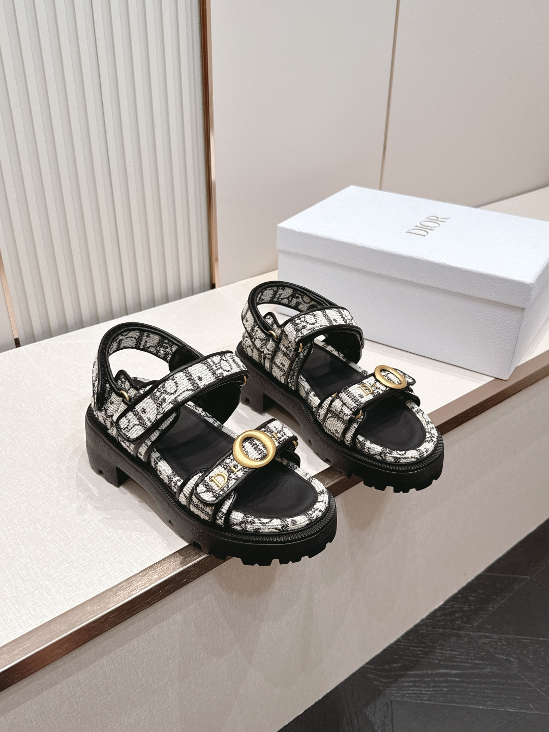 NO:874969,New hardware buckles and new colors!  !  Sandals + Slippers Classic Upgraded Version Dior Dior 2026 Latest Velcro Sandals and Slippers Series Original Replica High Version Super Durable and Versatile Very Comfortable on the Foot, Slim and White Original Customized Upper, Original D Hardware Buckle, Original TPU Outsole Size Number 35-41 (41.42 Customized Non-Returnable), Slipper Sandals, dior, dior, sandals, slippers19860909新五金扣新色系！！凉鞋+拖鞋  经典升级版 Dior迪奥2026 最新魔术贴凉鞋拖鞋系列 原版复刻 高版本 超耐看超百搭款 上脚非常舒适 显瘦又显白 鞋面原版定制鞋面,原版d五金扣 ,原版TPU大底 码数35-41（41.42定制不退换）,拖鞋凉鞋,dior,dior,sandals,slippers,Women's Shoes