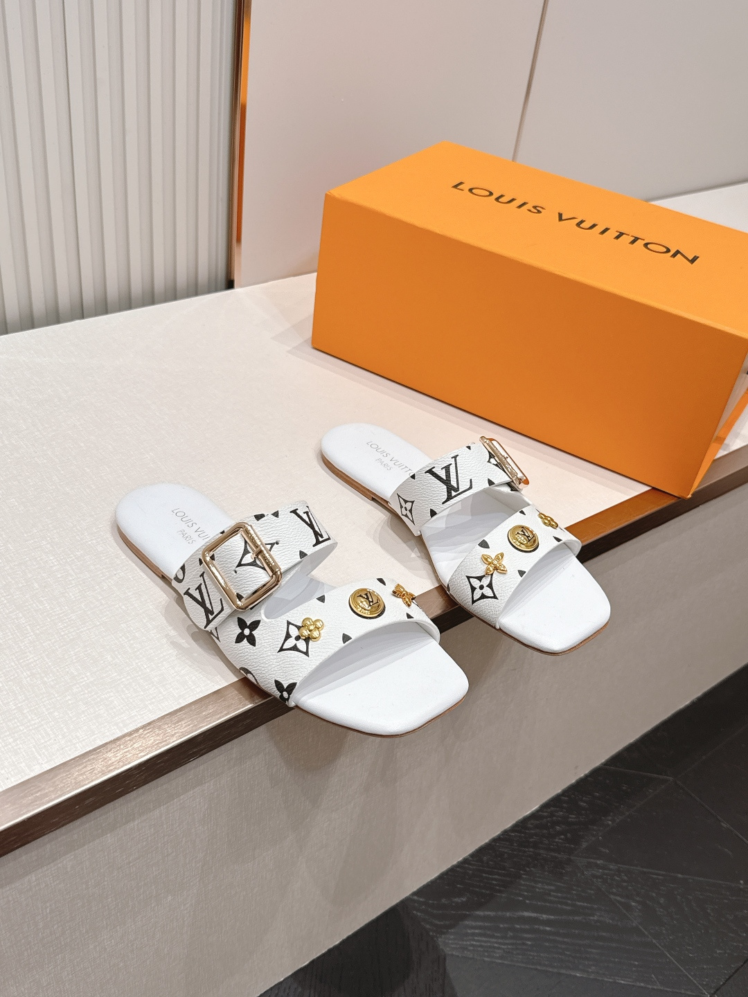 NO:873803,Louis vuitt..ss26 new arrival～sandal slippers LV Isola sandals, with classic presbyopic hardware, are very recognizable. They are easy to put on and take off, suitable for different foot types. They can be easily used for daily life or vacation. The overall design is comfortable and fashionable. It is a versatile item in summer, and can be easily held in both casual and vacation style!  size:35-40.41.42,slippers,louis vuitton,louis vuitton,sandals,slippers19860909Louis vuitt..ss26 new arrival～凉拖鞋 LV Isola凉鞋,搭配经典老花 五金 超有辨识度.穿脱方便,适合不同脚型.日常或度假都能轻松驾驭.整体设计舒适又时髦,是夏季百搭单品,无论休闲还是度假风都能轻松hold住！ size:35-40.41.42,拖鞋,louis vuitton,louis vuitton,sandals,slippers,Women's Shoes