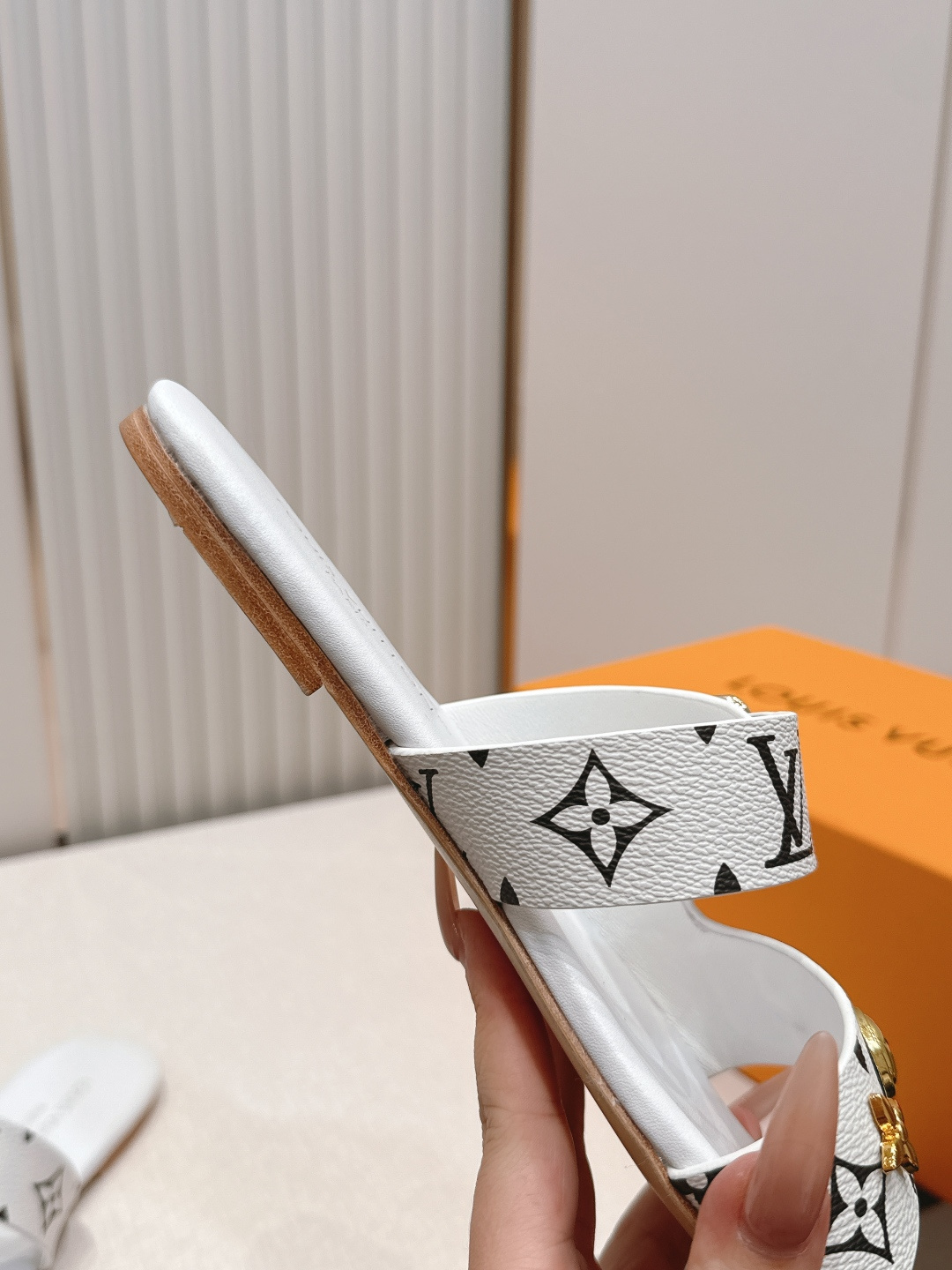 Louis vuitt..ss26 new arrival～凉拖鞋LV Isola凉鞋，搭配经典老花 五