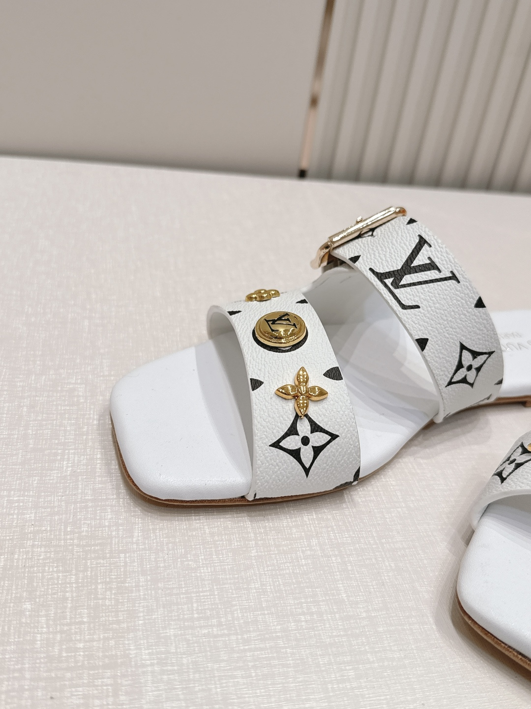 Louis vuitt..ss26 new arrival～凉拖鞋LV Isola凉鞋，搭配经典老花 五