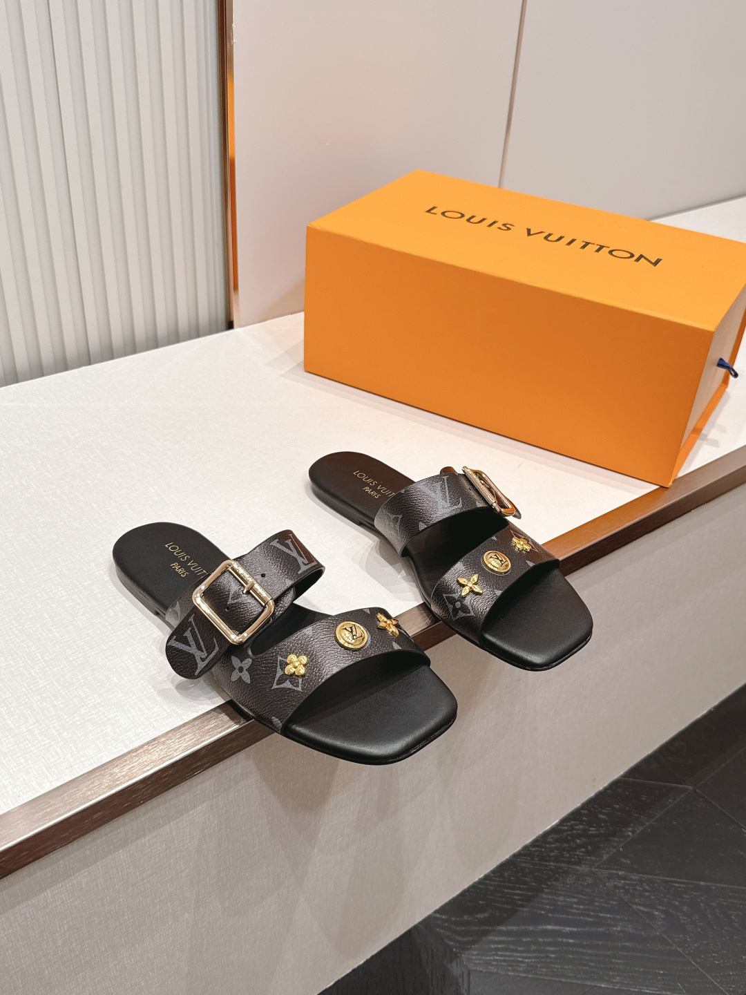 Louis vuitt..ss26 new arrival～凉拖鞋LV Isola凉鞋，搭配经典老花 五