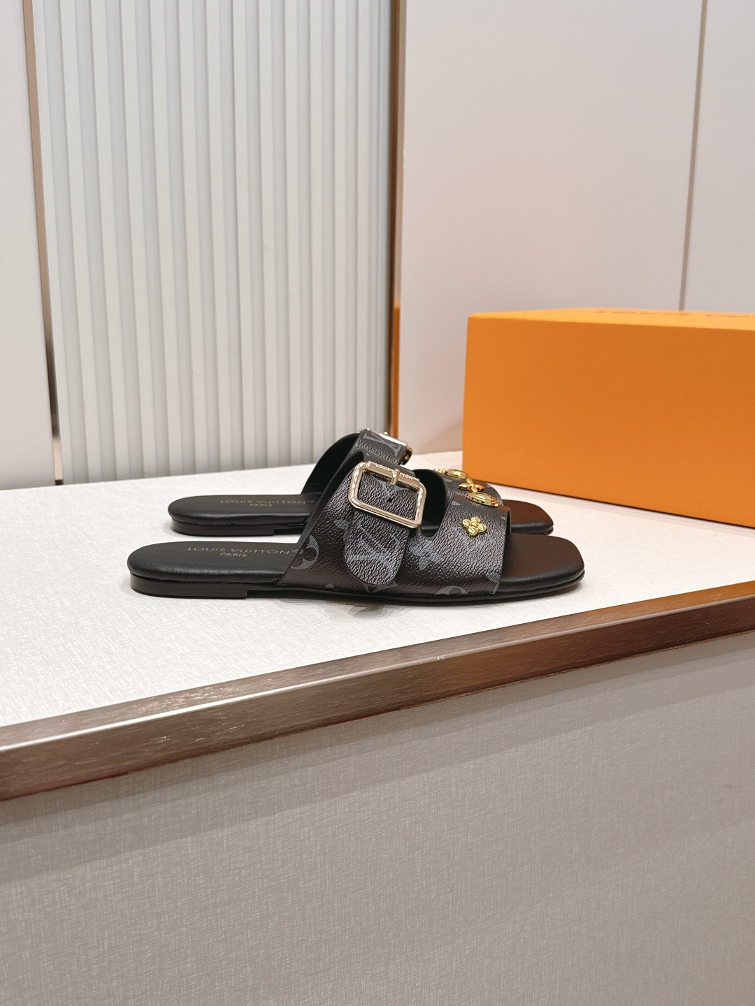 Louis vuitt..ss26 new arrival～凉拖鞋LV Isola凉鞋，搭配经典老花 五
