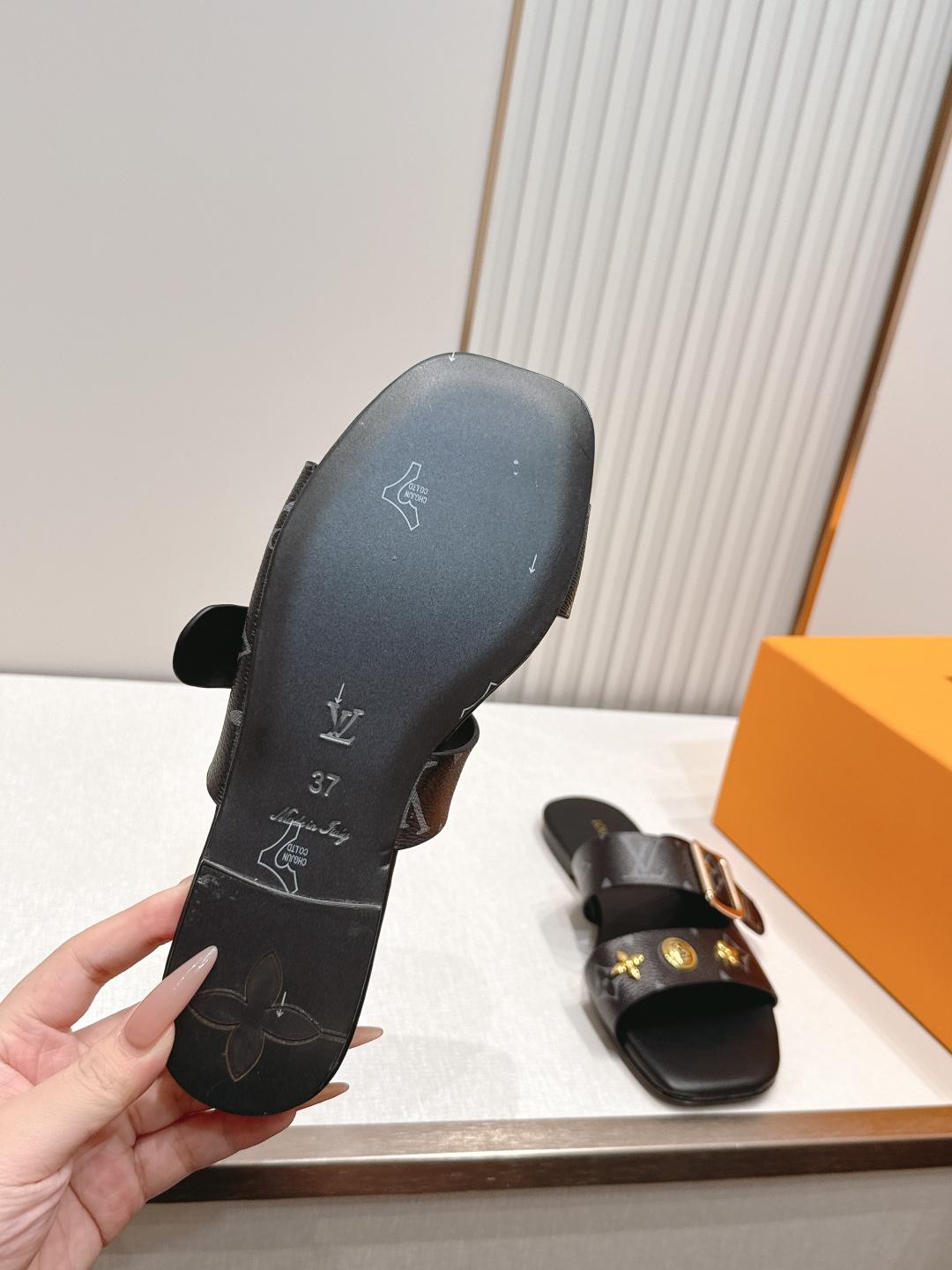 Louis vuitt..ss26 new arrival～凉拖鞋LV Isola凉鞋，搭配经典老花 五