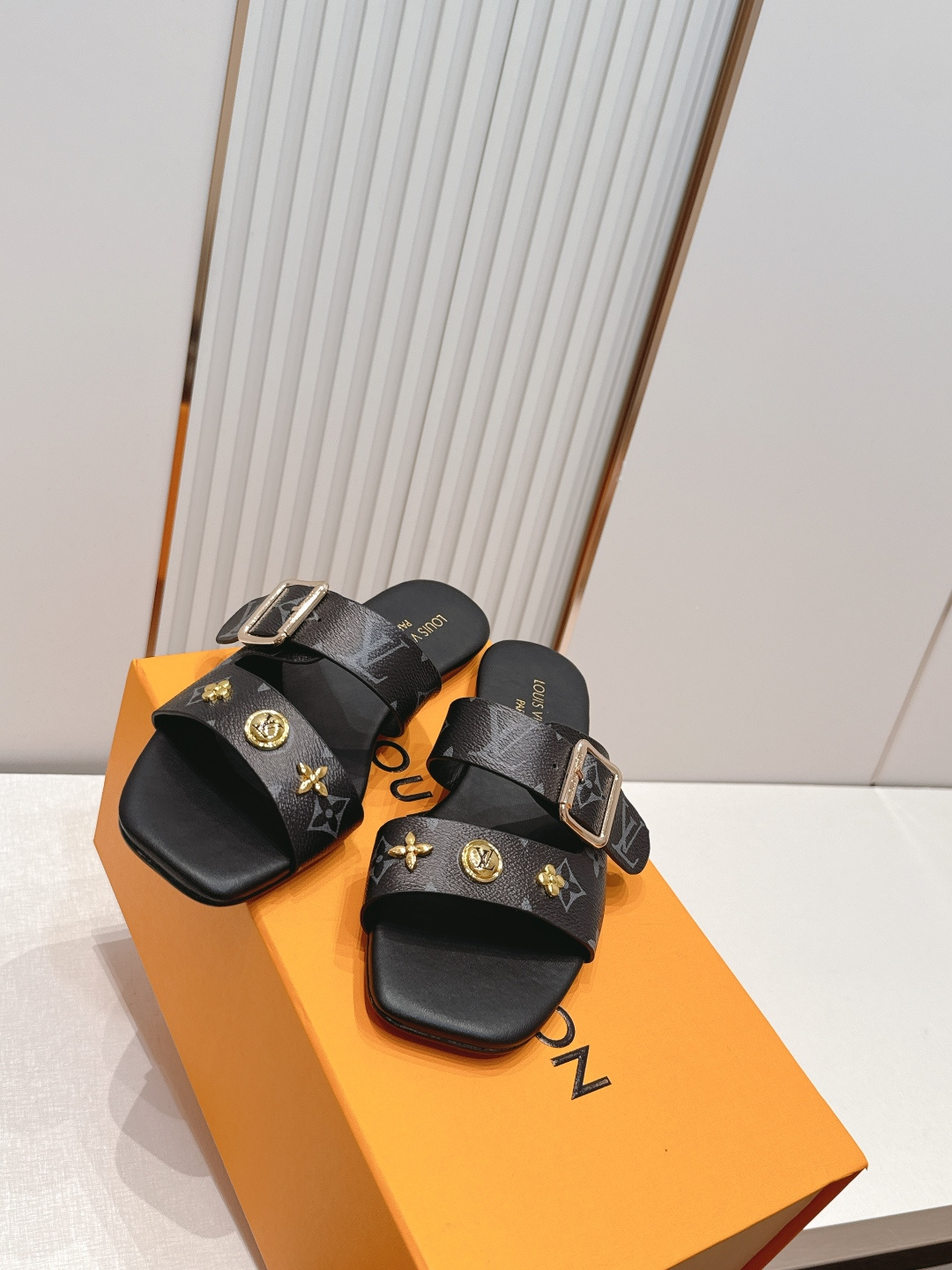 Louis vuitt..ss26 new arrival～凉拖鞋LV Isola凉鞋，搭配经典老花 五