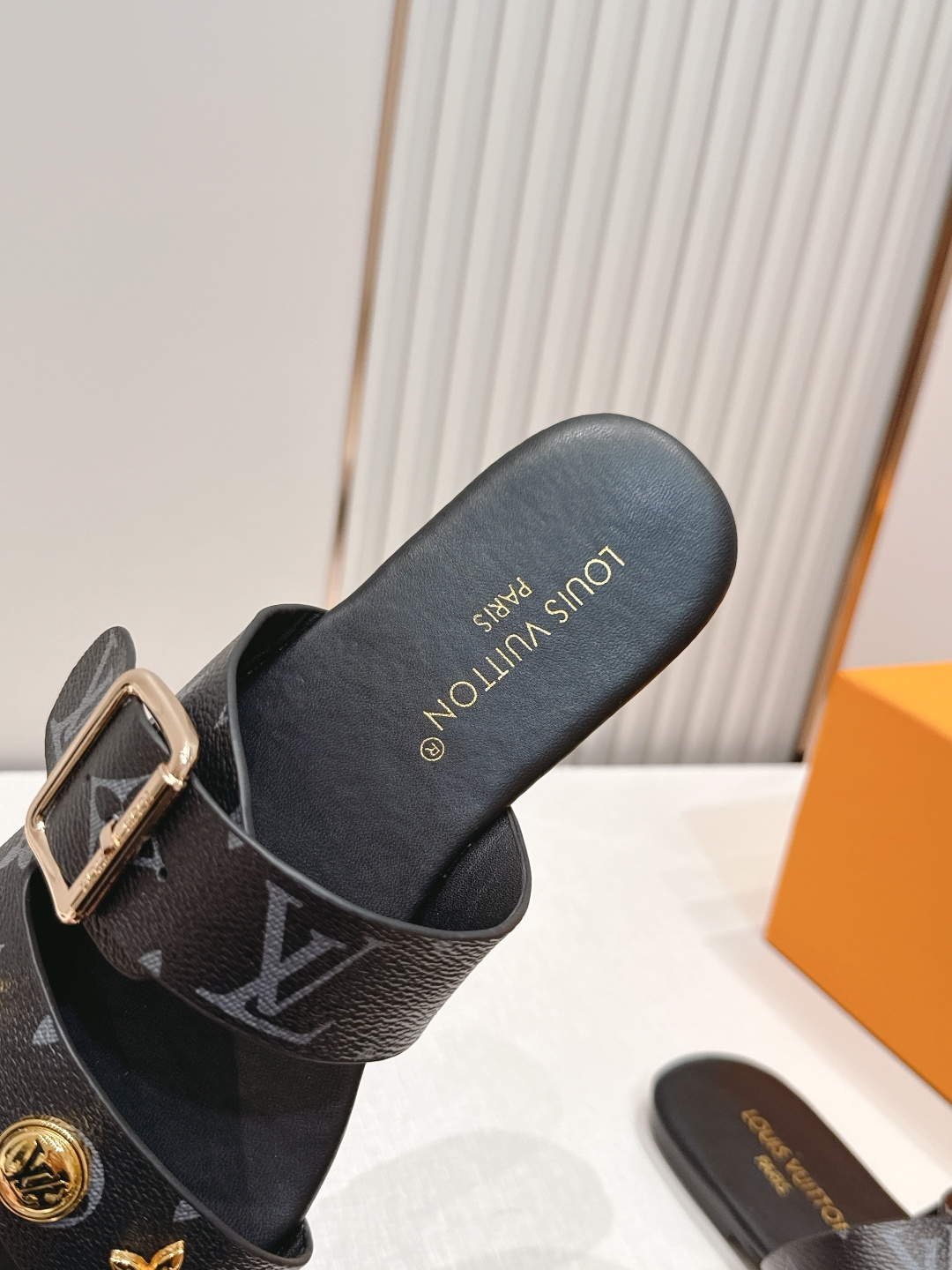 Louis vuitt..ss26 new arrival～凉拖鞋LV Isola凉鞋，搭配经典老花 五