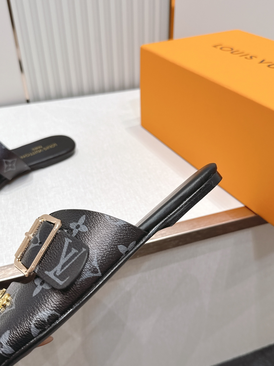 Louis vuitt..ss26 new arrival～凉拖鞋LV Isola凉鞋，搭配经典老花 五