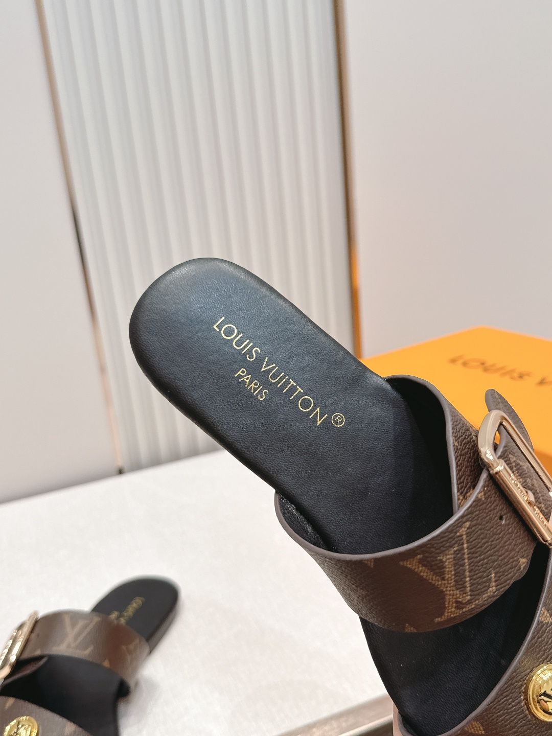 Louis vuitt..ss26 new arrival～凉拖鞋LV Isola凉鞋，搭配经典老花 五