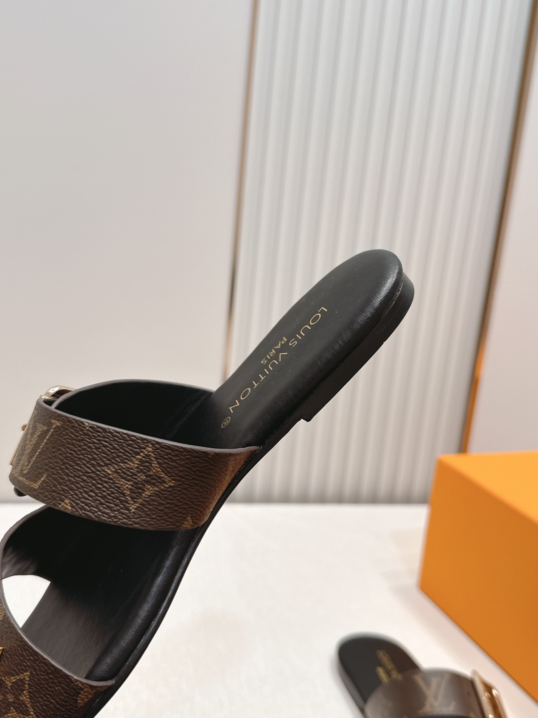 Louis vuitt..ss26 new arrival～凉拖鞋LV Isola凉鞋，搭配经典老花 五