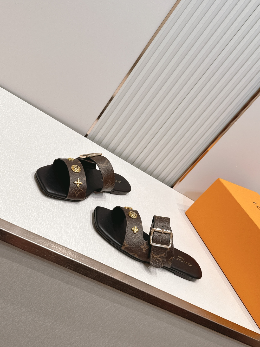 Louis vuitt..ss26 new arrival～凉拖鞋LV Isola凉鞋，搭配经典老花 五