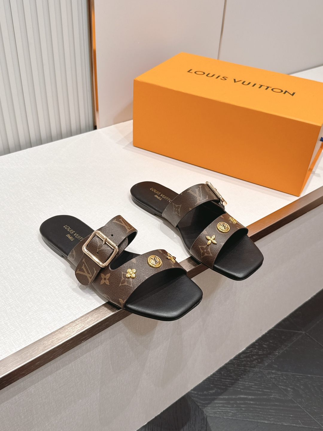 Louis vuitt..ss26 new arrival～凉拖鞋LV Isola凉鞋，搭配经典老花 五