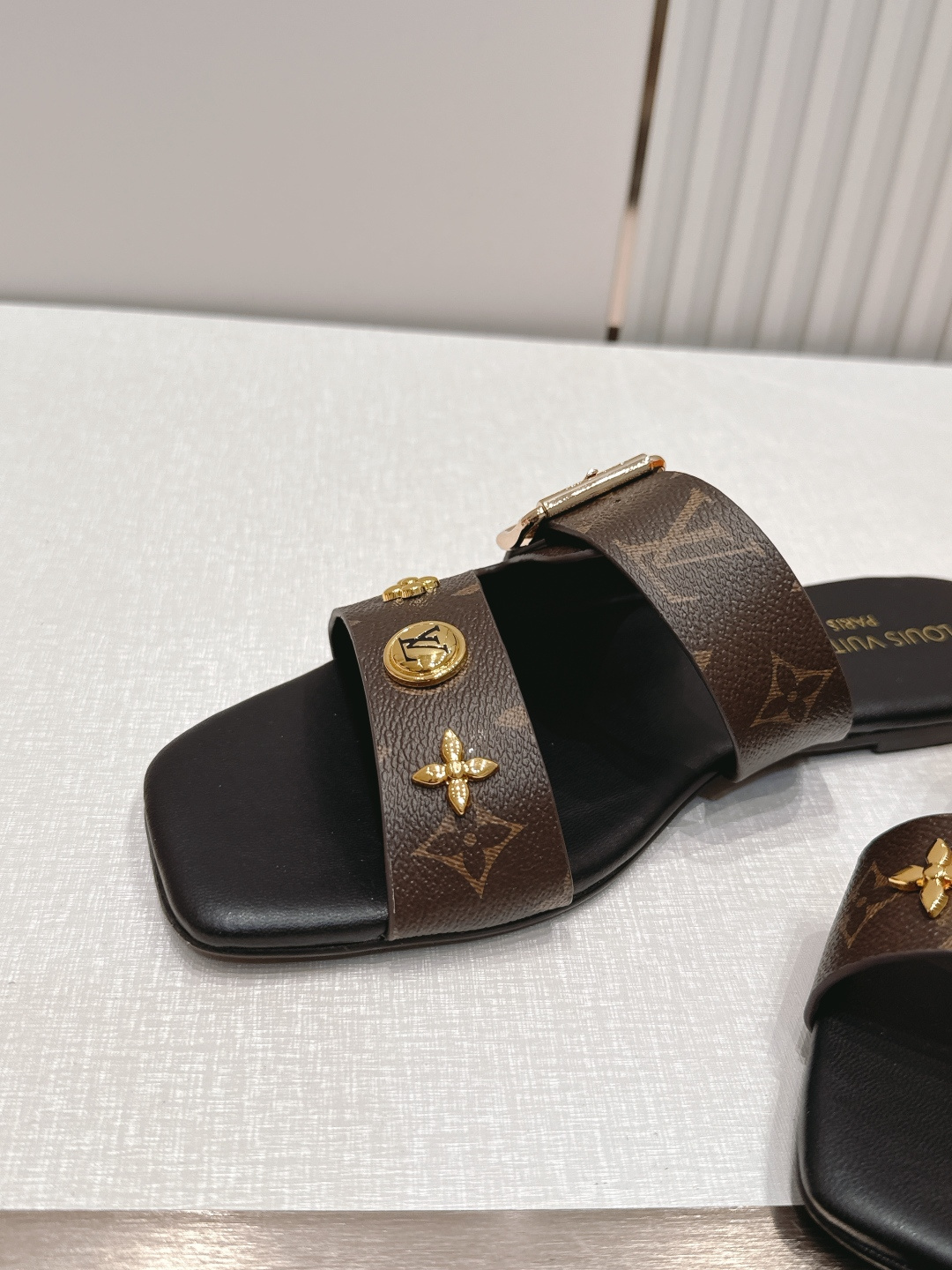 Louis vuitt..ss26 new arrival～凉拖鞋LV Isola凉鞋，搭配经典老花 五