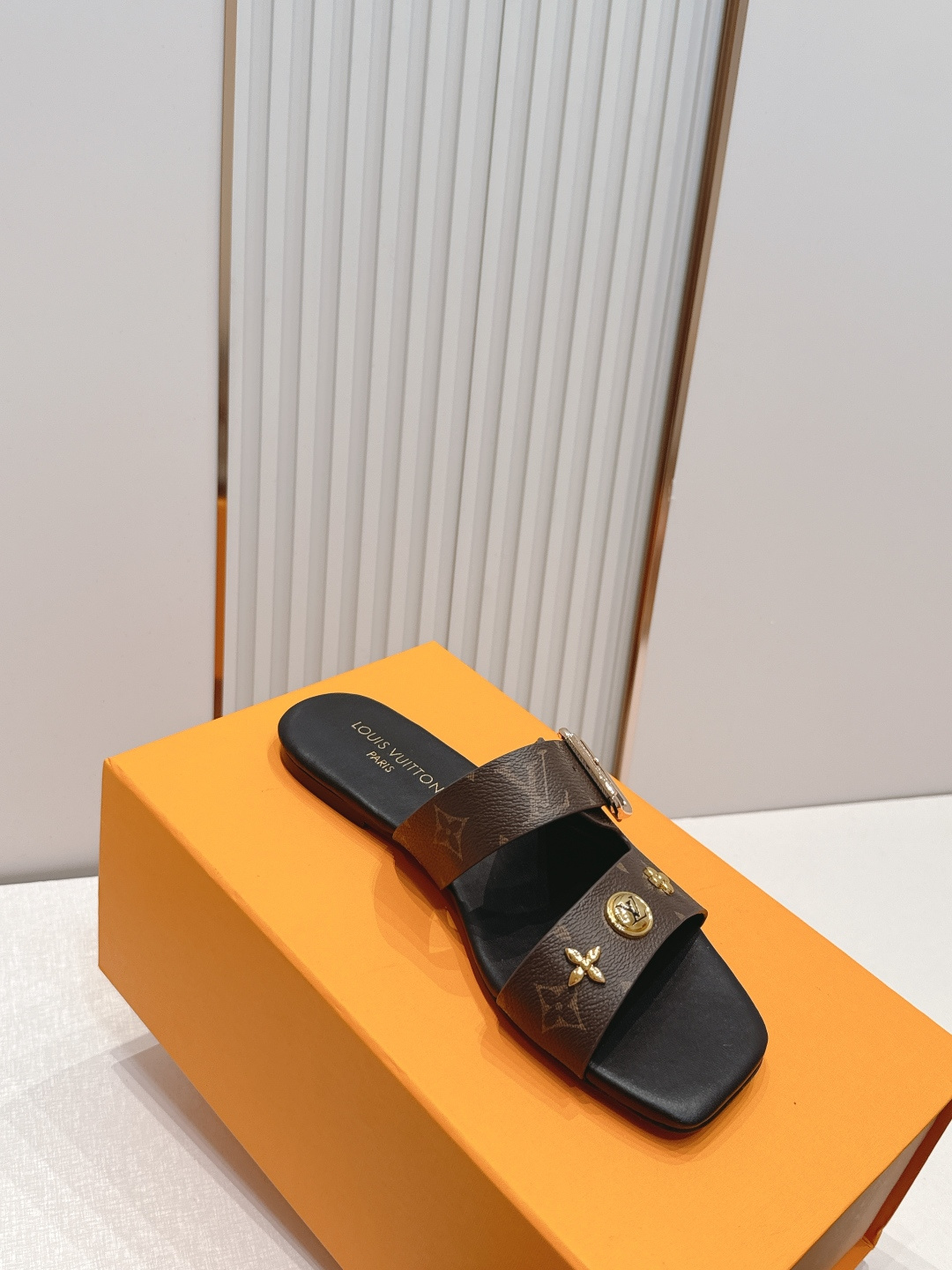 Louis vuitt..ss26 new arrival～凉拖鞋LV Isola凉鞋，搭配经典老花 五