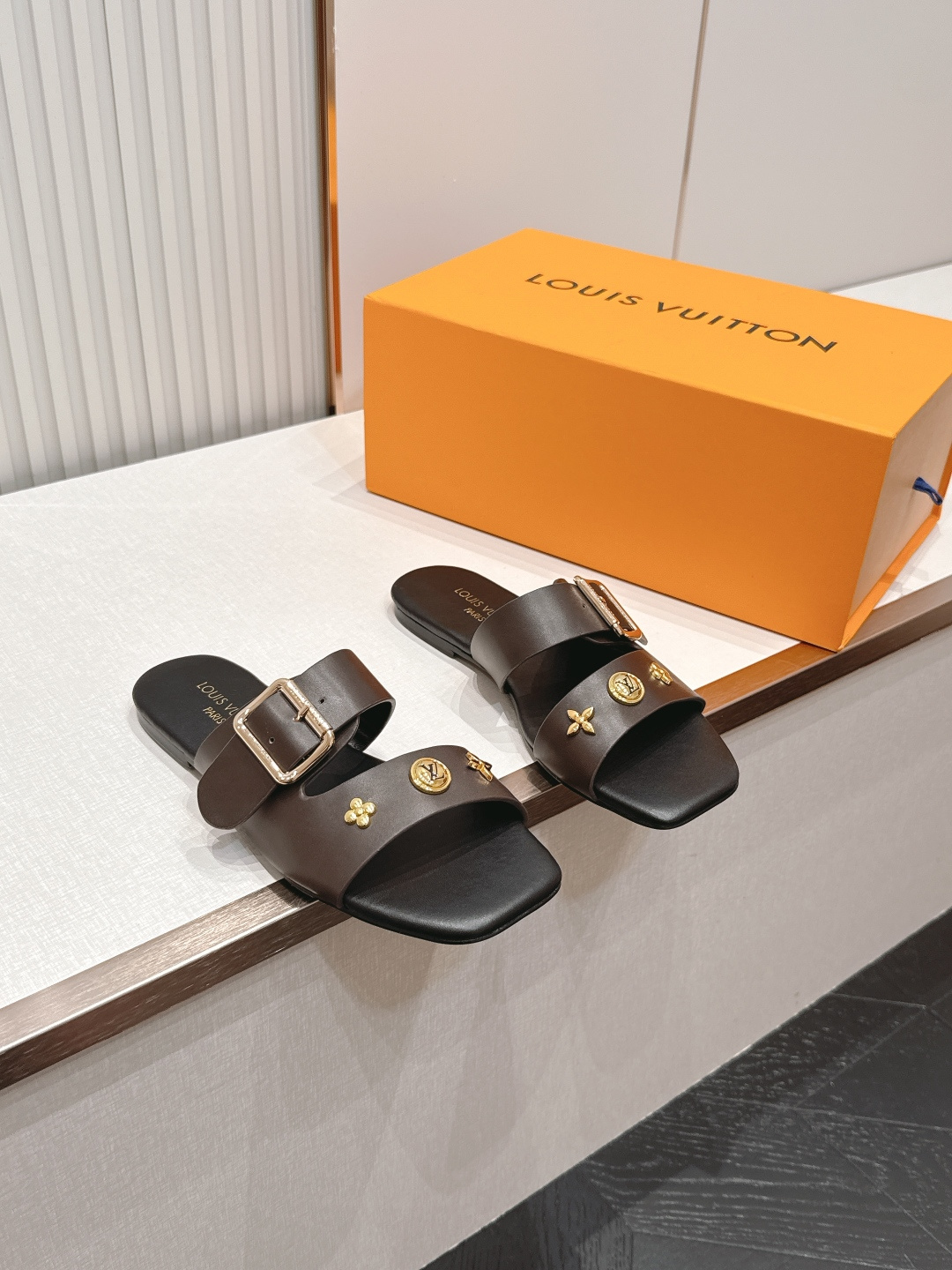 Louis vuitt..ss26 new arrival～凉拖鞋LV Isola凉鞋，搭配经典老花 五