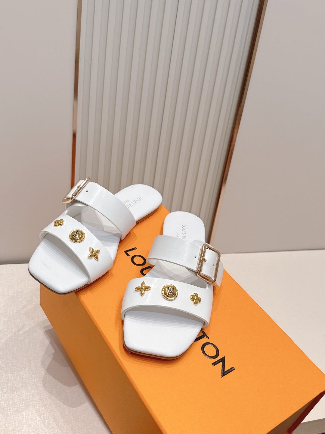 Louis vuitt..ss26 new arrival～凉拖鞋LV Isola凉鞋，搭配经典老花 五