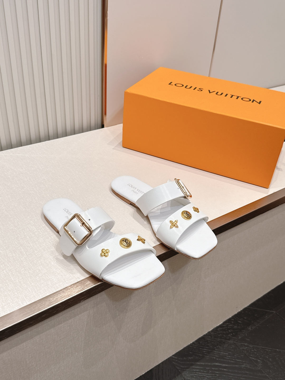 Louis vuitt..ss26 new arrival～凉拖鞋LV Isola凉鞋，搭配经典老花 五