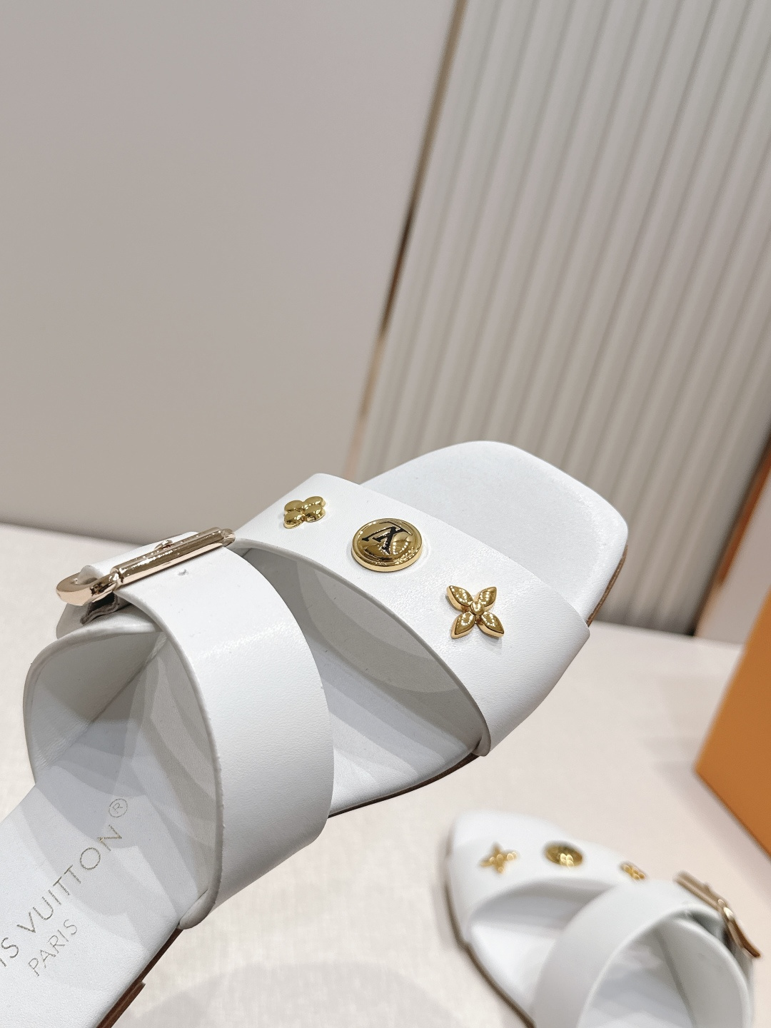 Louis vuitt..ss26 new arrival～凉拖鞋LV Isola凉鞋，搭配经典老花 五